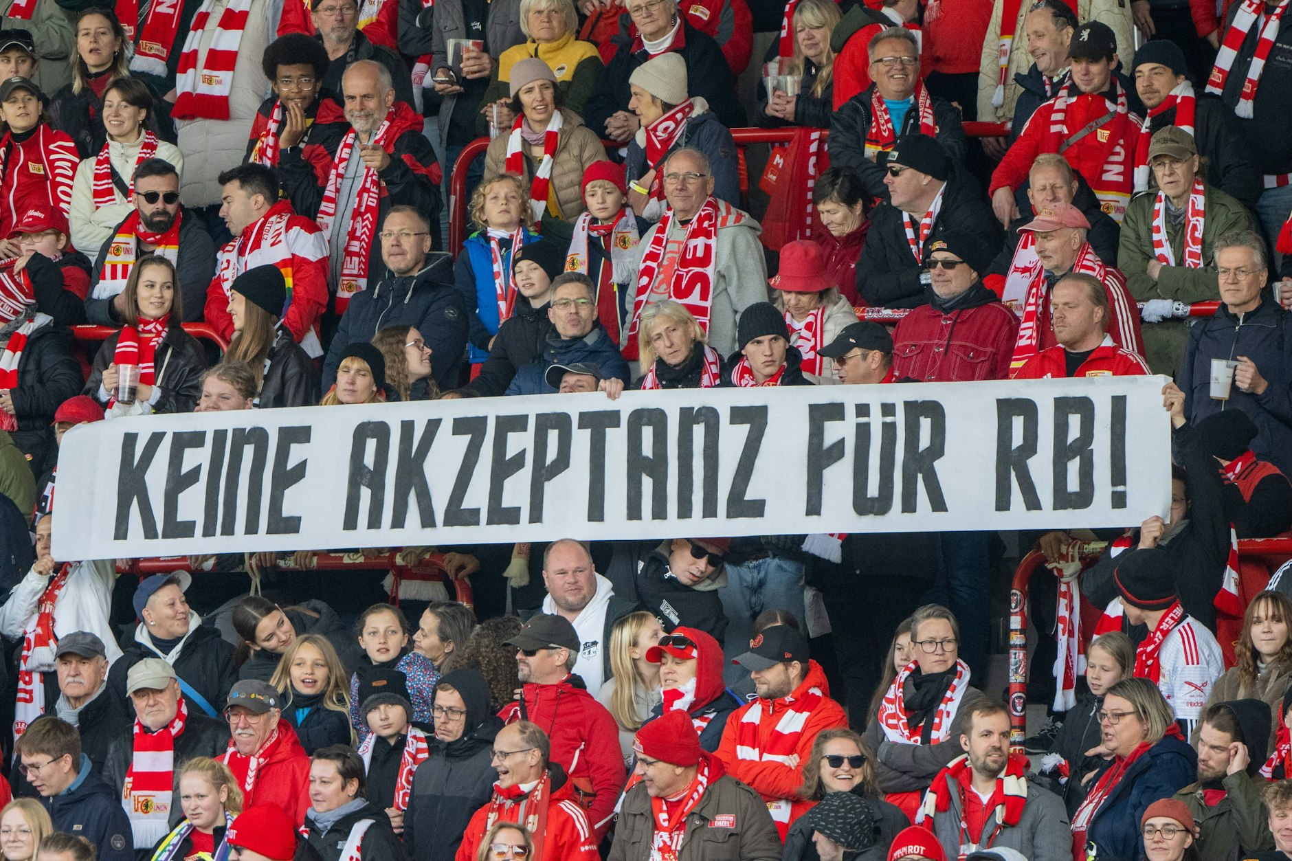 Beim Gastspiel von RB Leipzig im Oktober des vergangenen Jahres in Köpenick zeigten die Fans des 1. FC Union Berlin deutlich, was sie vom Brauseklub halten..