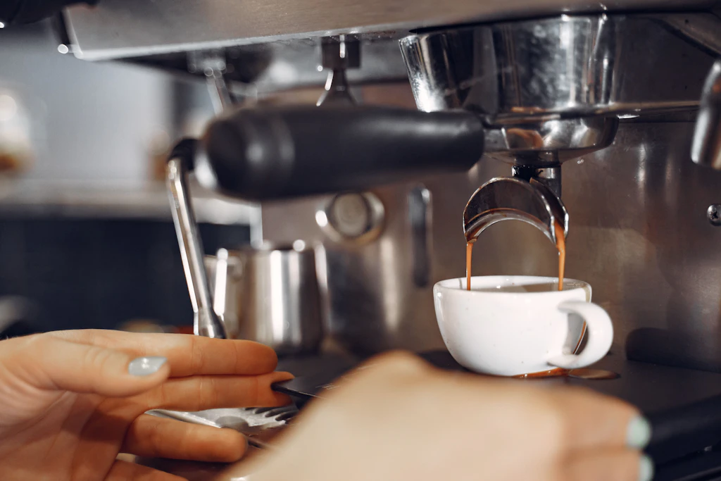 Etwa vier Tassen Kaffee am Tag sind für gesunde Erwachsene gesundheitlich unbedenklich.