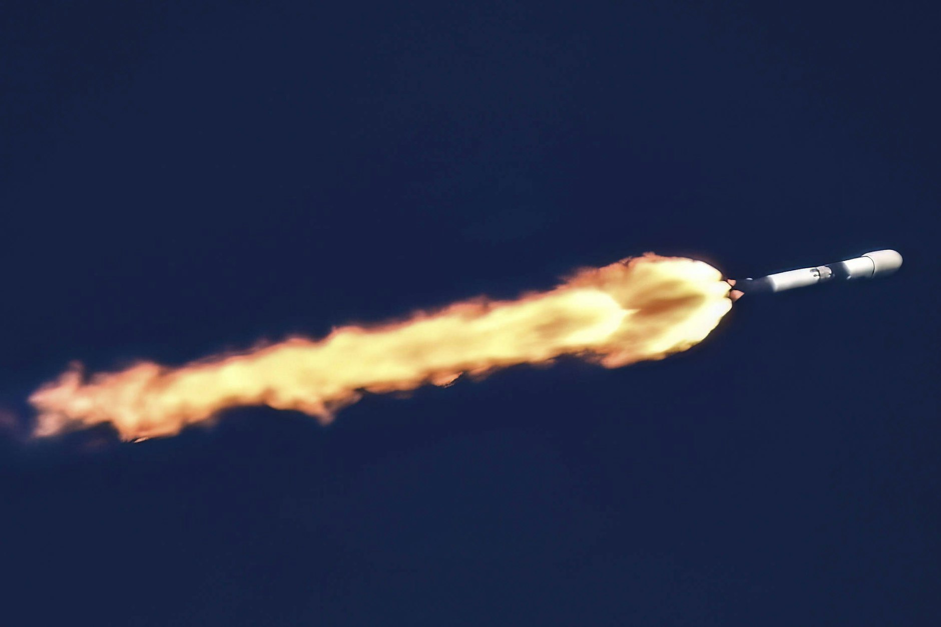 Eine SpaceX-Falcon-9-Rakete mit 29 Starlink-Satelliten beim Start ins All