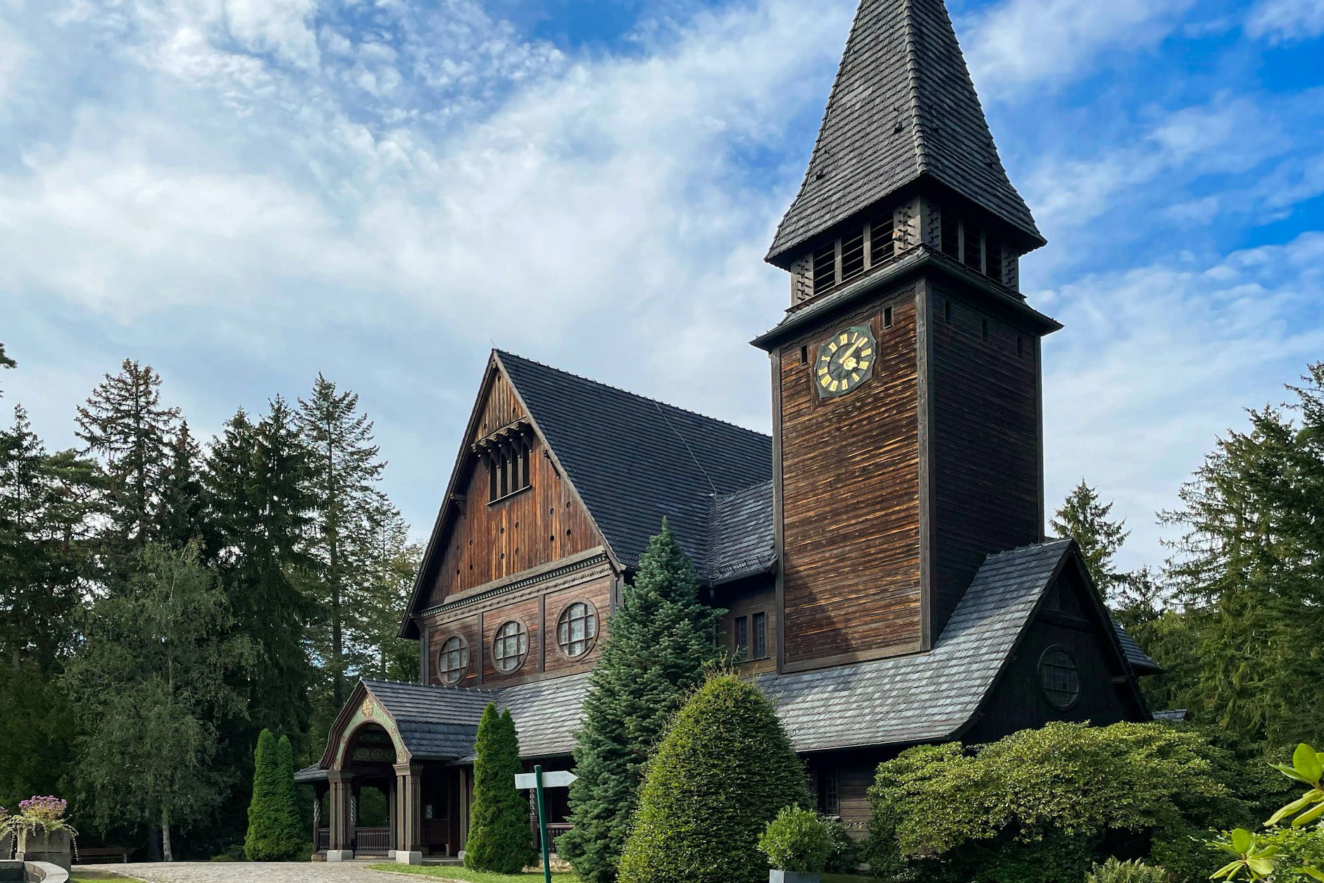Die Holzkapelle auf dem Südwestkirchhof Stahnsdorf, bekannt durch die Netflix-Serie „Dark“.