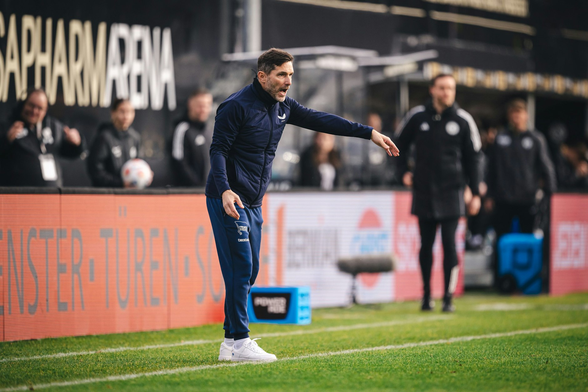 Trainer Stefan Leitl von Hertha BSC dirigierte seine Spieler zum ersten Sieg in diesem Jahr, trotzdem gab es Kritik von ihm.