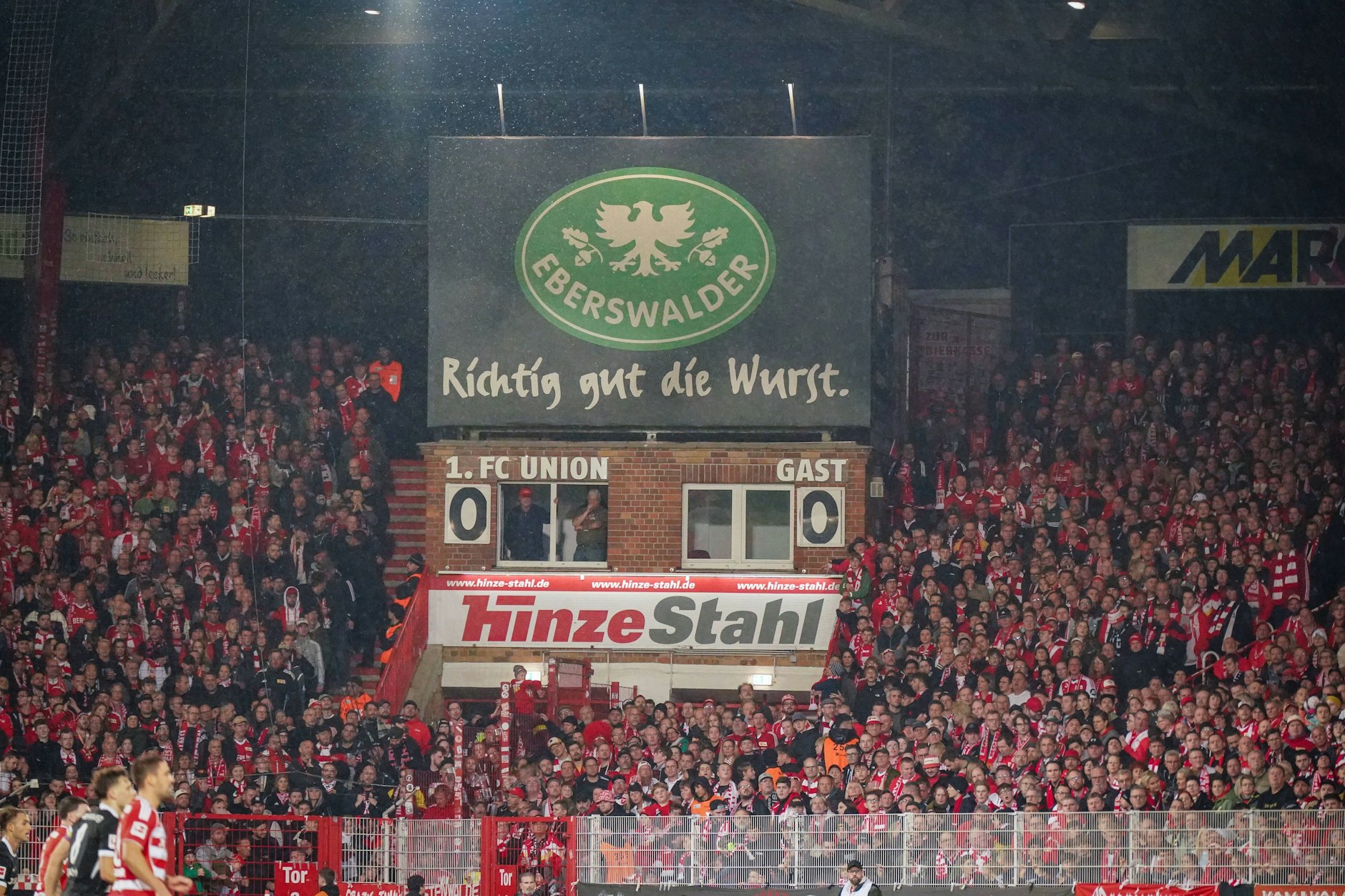 Die Eberswalder Wurst gehört auch zum 1. FC Union dazu. Über der alten Anzeigetafel in der Alten Försterei wird dafür geworben, am Stadiongrill gibt es die Bratwürste zu kaufen.