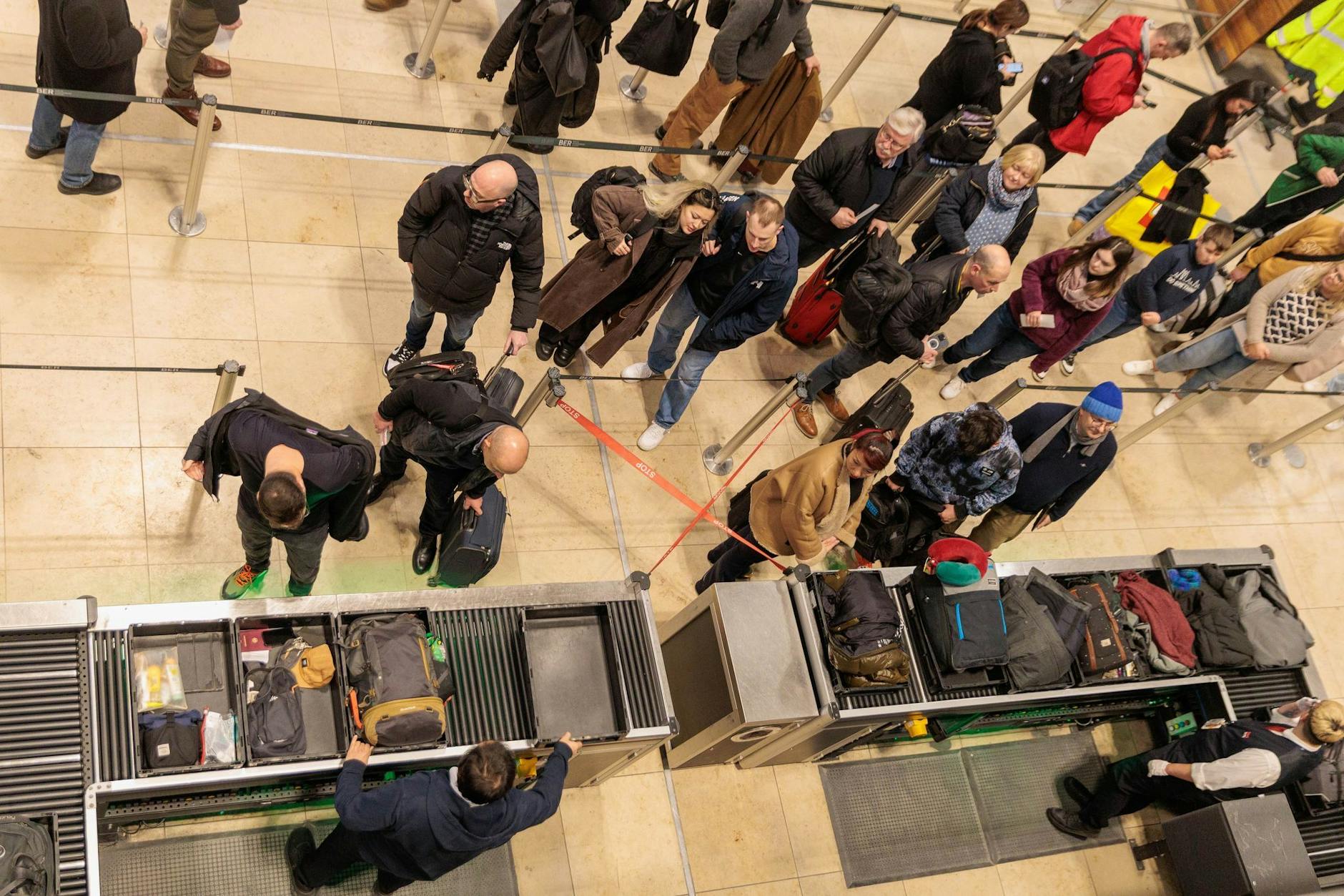 Probleme hatten die Fluggäste am Freitag auch mit dem Gepäck. Viele hatten ihre Koffer bereits aufgegeben, doch dann ging der Flieger nicht. Doch die Rüpckgabe dauerte zum Teil stundenlang.