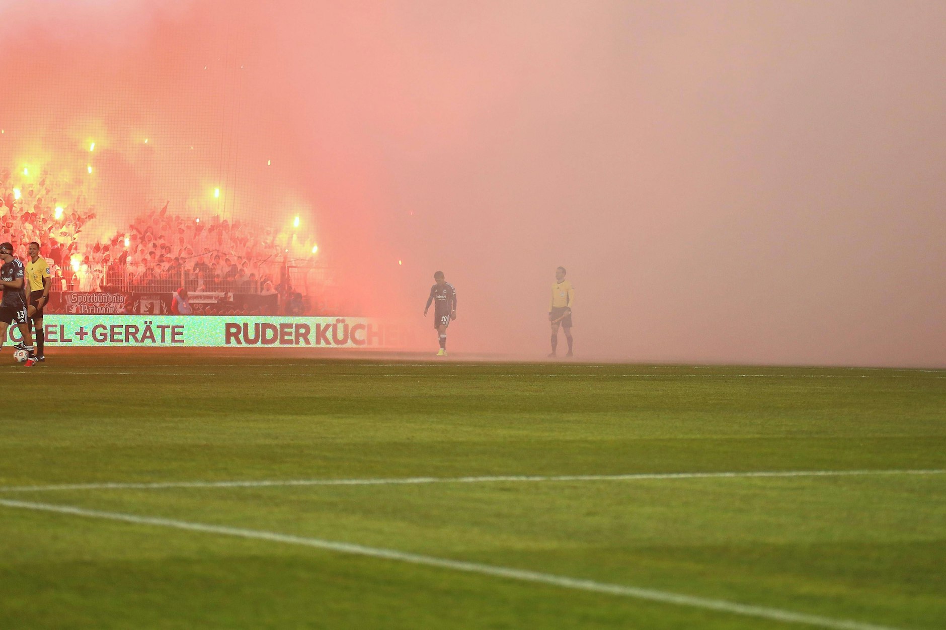 Nach den Begalos stand der Rauch in der Alten Försterei. Das Union-Spiel gegen Eintracht Frankfurt musste wegen der Sichtbehinderung für rund sieben Minuten unterbrochen werden. 