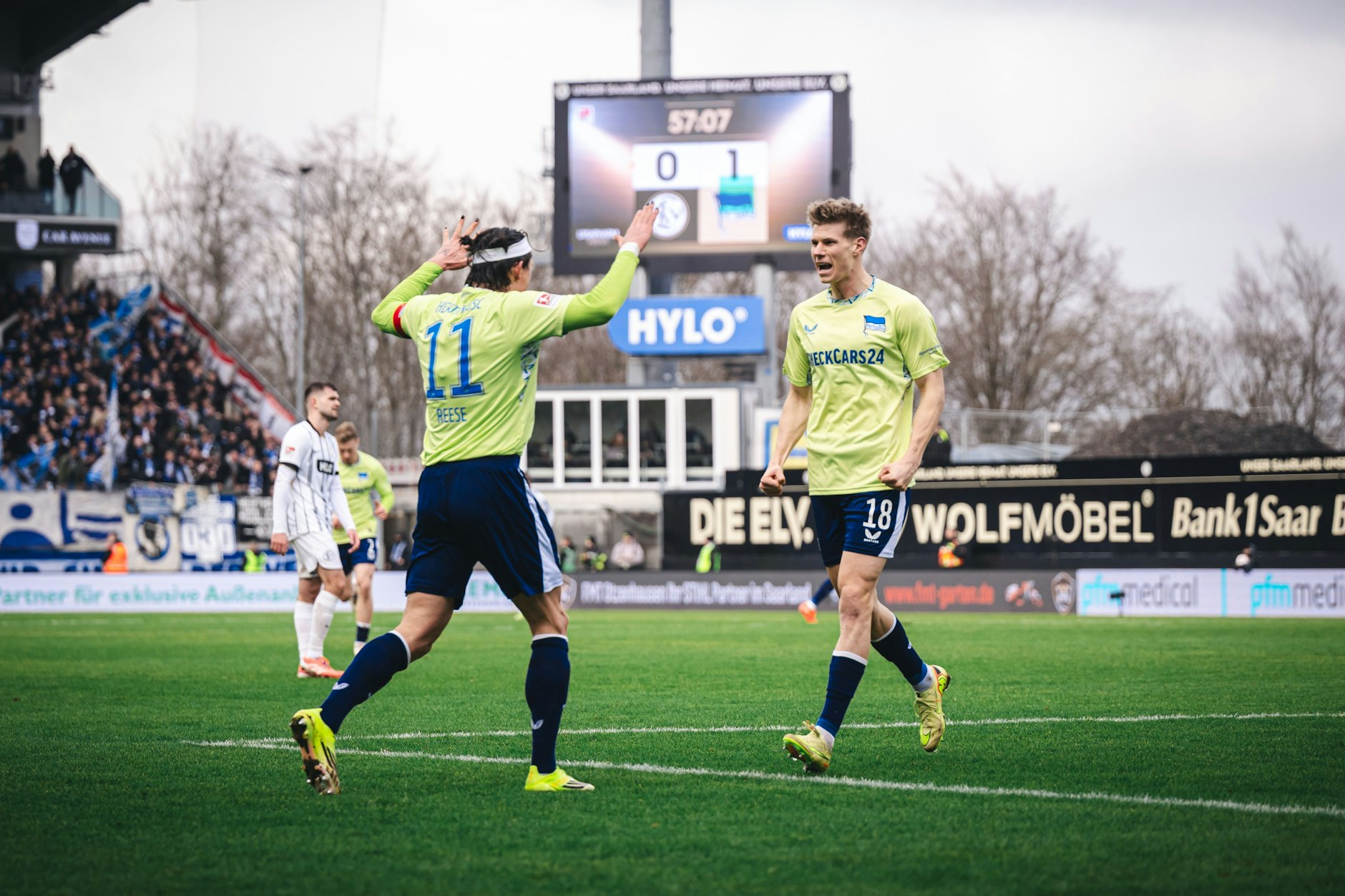 Vorlagengeber und Torschütze: Fabian Reese und Luca Schuler (v.l.) bejubeln den Treffer zum zwischenzeitlichen 2:0 von Hertha BSC bei der SV Elversberg.