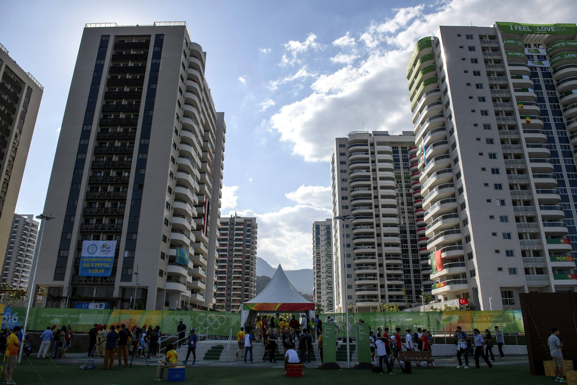 Olympisches Dorf in Rio 2016: Hier begann für viele Athleten neben dem Medaillenkampf auch der große Tinder-Hype.