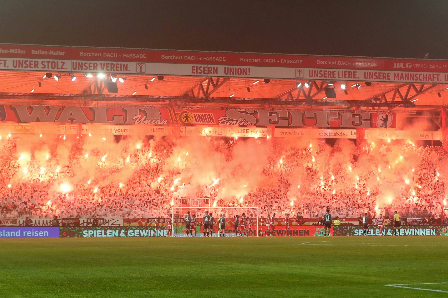 Die Fans des 1. FC Union Berlin veranstalteten auf den Rängen der Alten Försterei eine in Erinnerung bleibende Pyroshow.