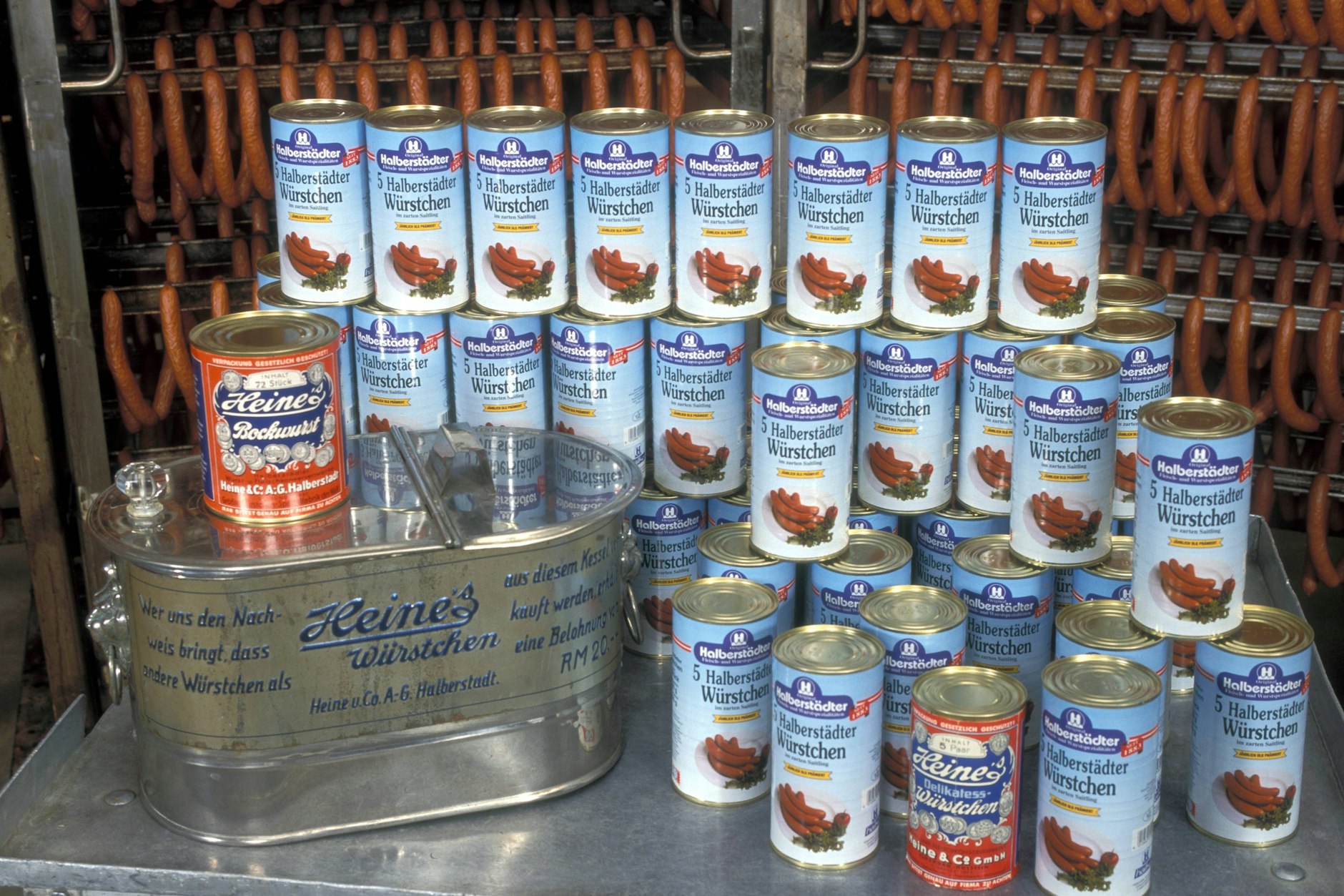 Die Würstchen aus der blauen Dose machten Halberstadt berühmt – nun soll eine neue Produktstrategie das Traditionsunternehmen in die Zukunft führen.