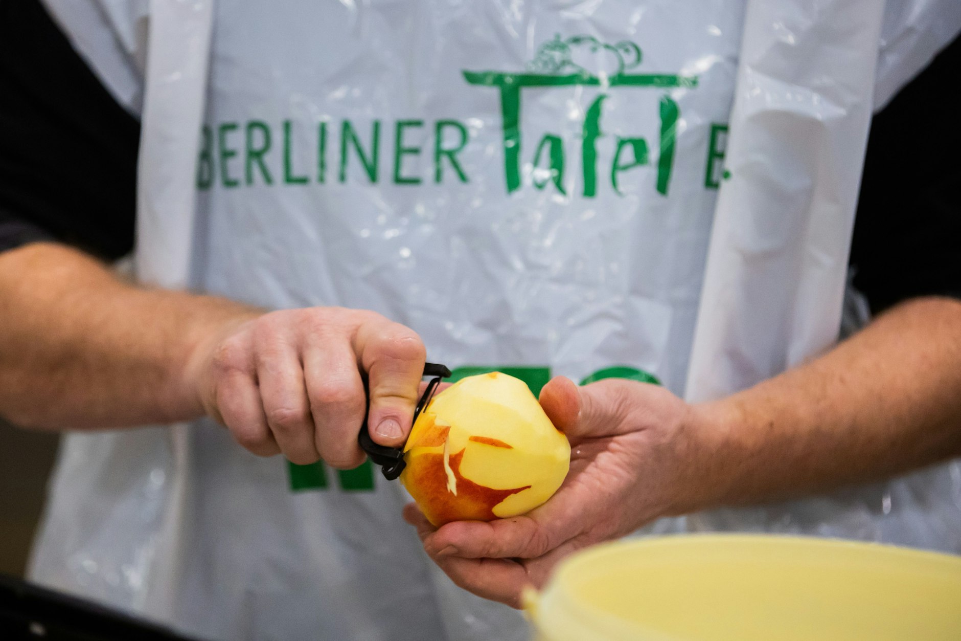 Bei der Fachmesse Fruit Logistica hat die Berliner Tafel nach eigenen Angaben 45 Tonnen übriggebliebene Lebensmittel eingesammelt. Diese werden nun an von Armut betroffene Menschen verteilt.