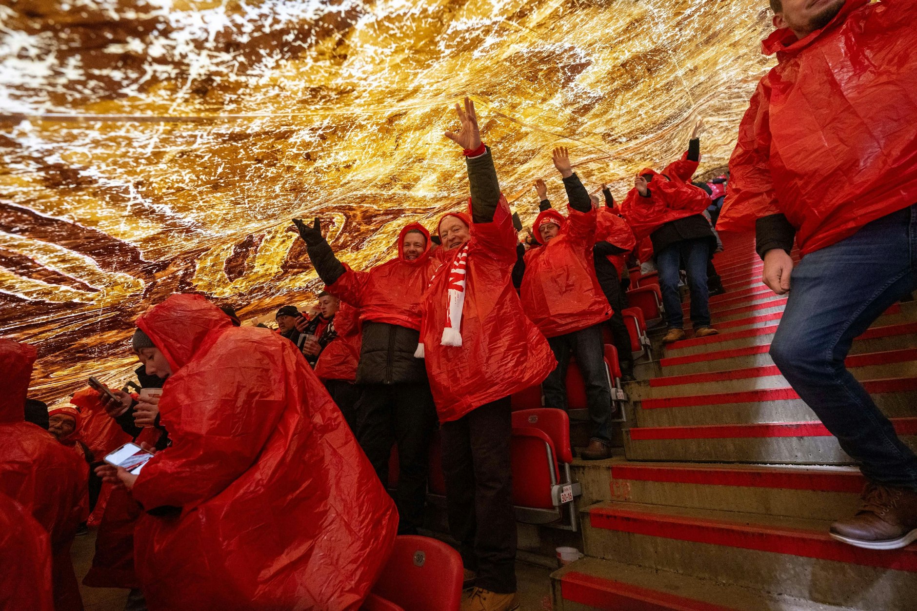 Ein Blick unter die Mega-Choreo der Fans des 1. FC Union Berlin. Danach zündeten die Anhänger beim Spiel gegen Frankrfurt Feuerwerk und Bengalos.