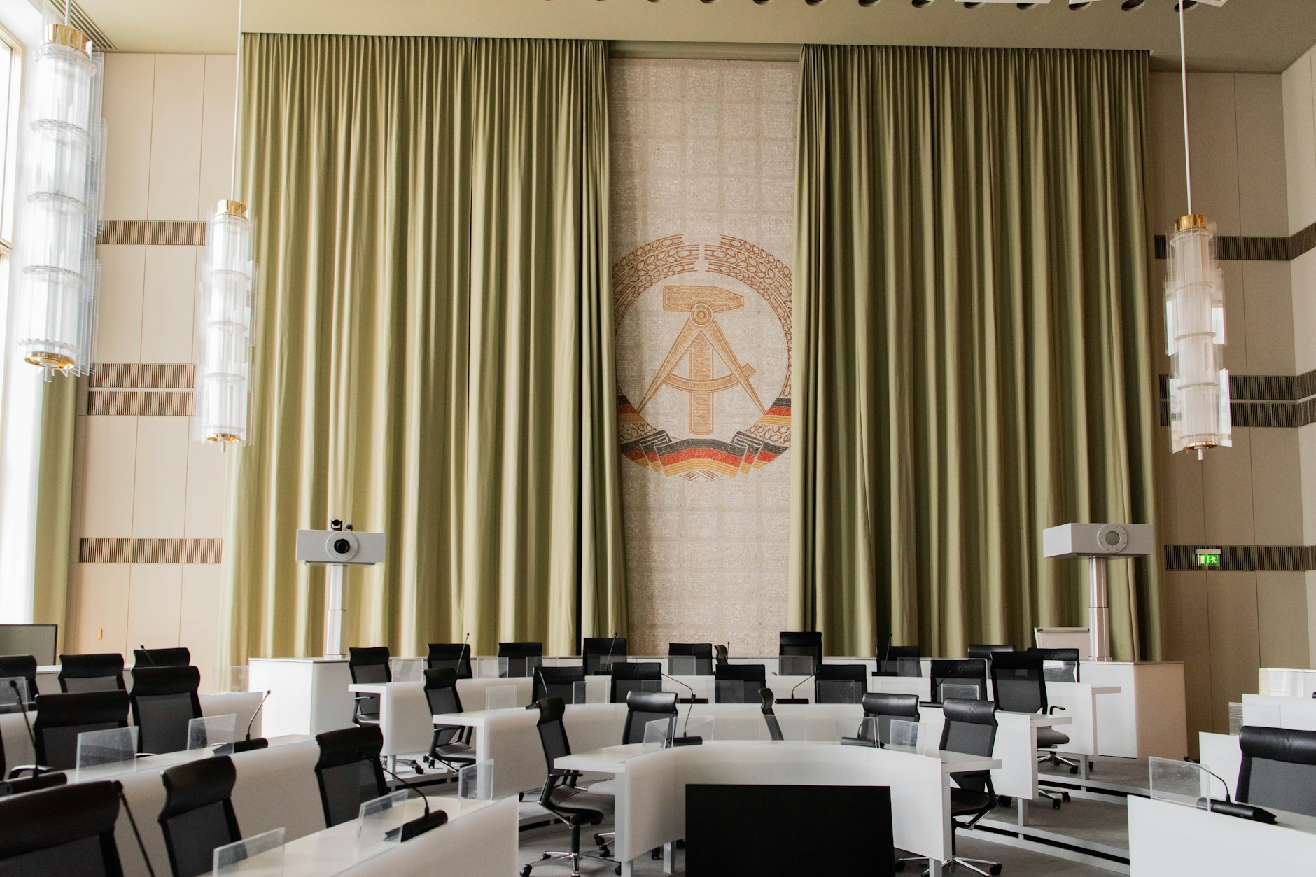 Unter dem großen DDR-Emblem Hammer-Zirkel-Ährenkranz überreichte Erich Honecker einst hohe Auszeichnungen. Die Wirtschaftshochschule hat den Raum denkmalgerecht saniert und nutzt ihn als Hörsaal. Im Normalbetrieb bedeckt ein Vorhang das Emblem.