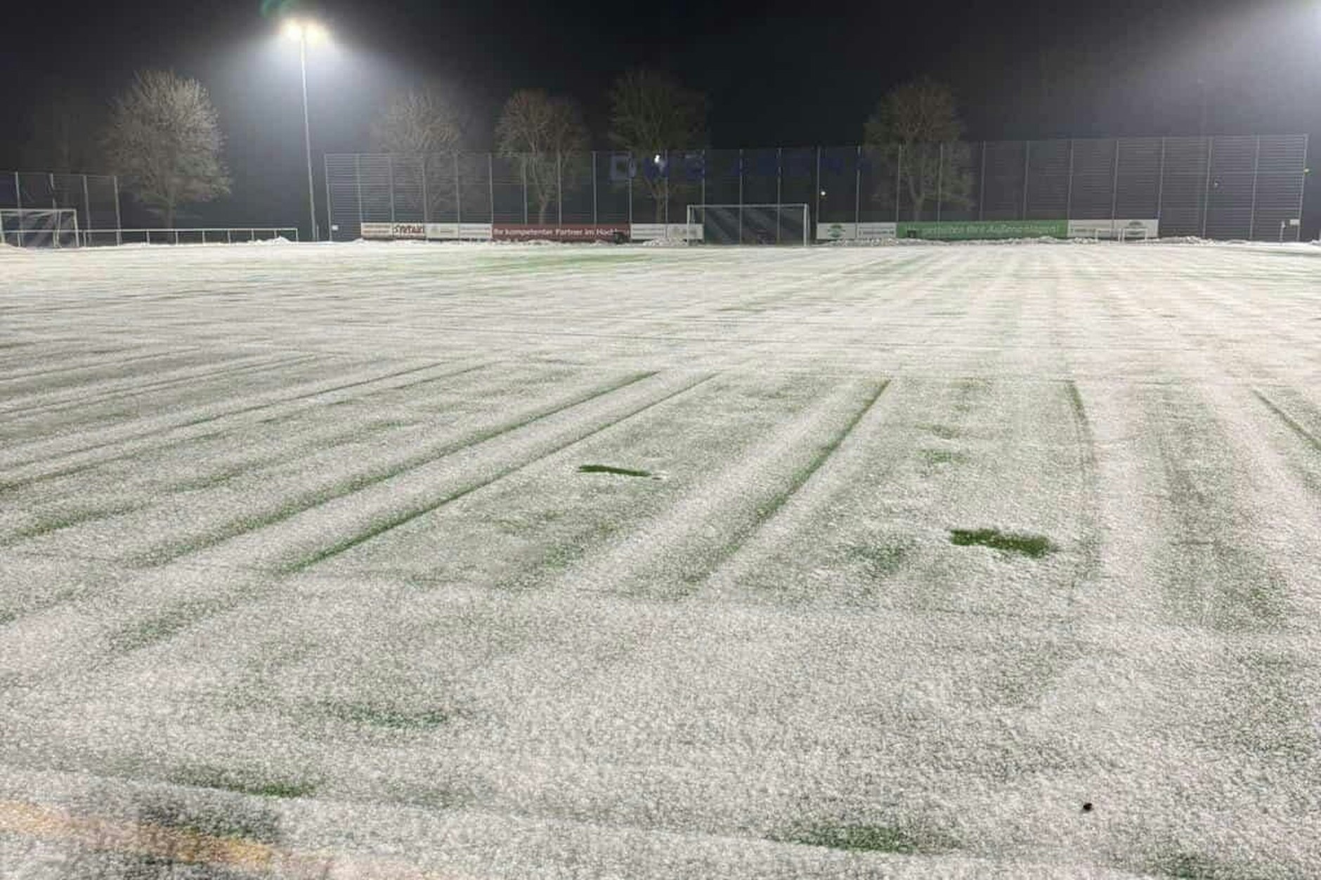 Die Regionalliga Nordosten leidet unter dem Dauerfrost, dem auch Testspiele auf Kunstrasen wie hier in Neuruppin zum Opfer fallen.