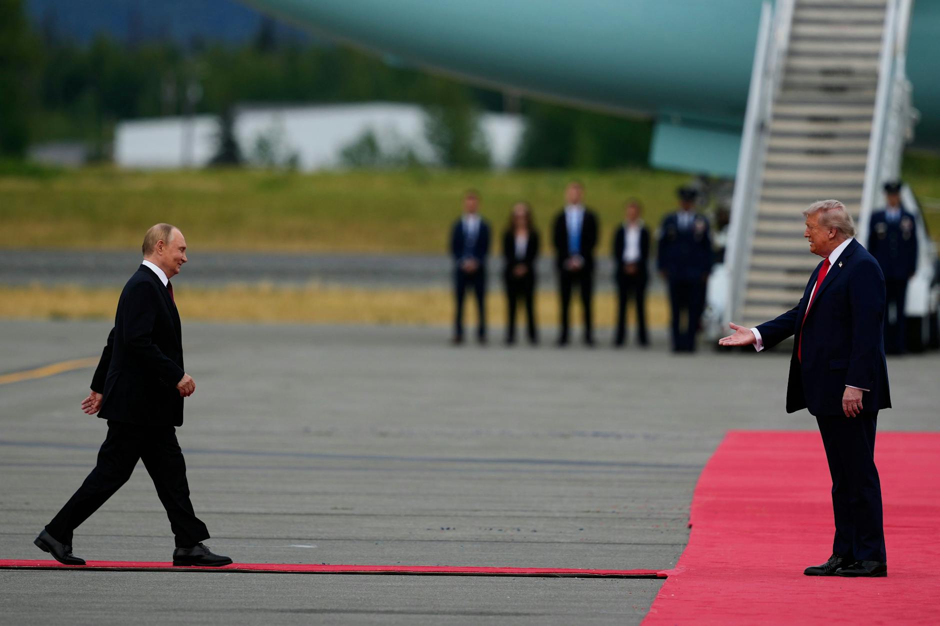 August 2025: Donald Trump begrüßt Wladimir Putin auf der Joint Base Elmendorf-Richardson in Alaska. Gehen die USA auf das Angebot der Russen ein?