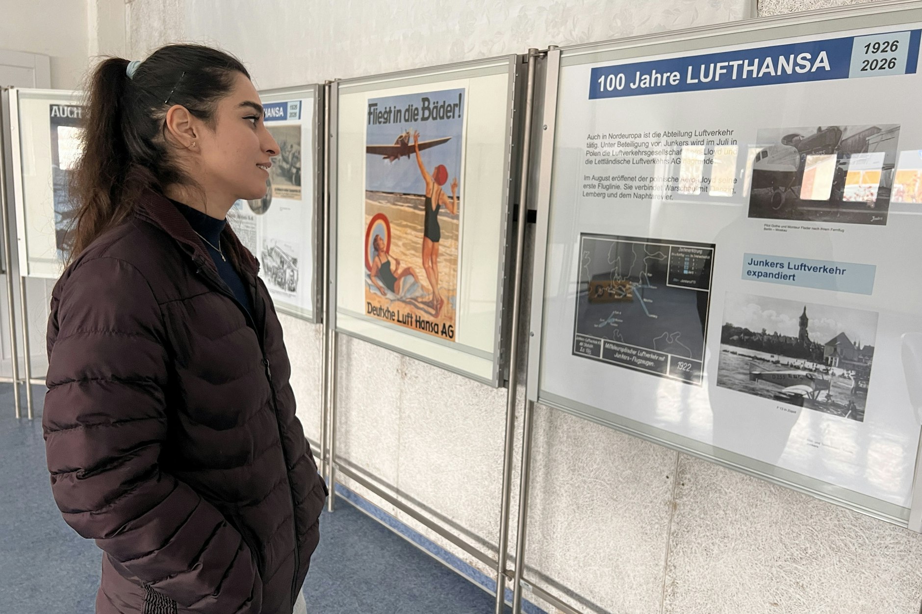 Eine informative Bilderausstellung erläutert die Entwicklungen der Lufthansa.