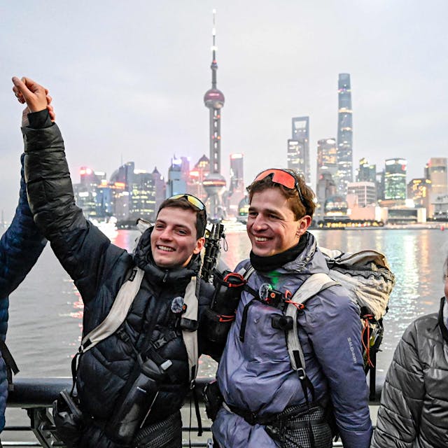 Männer laufen zu Fuß von Frankreich bis nach Shanghai