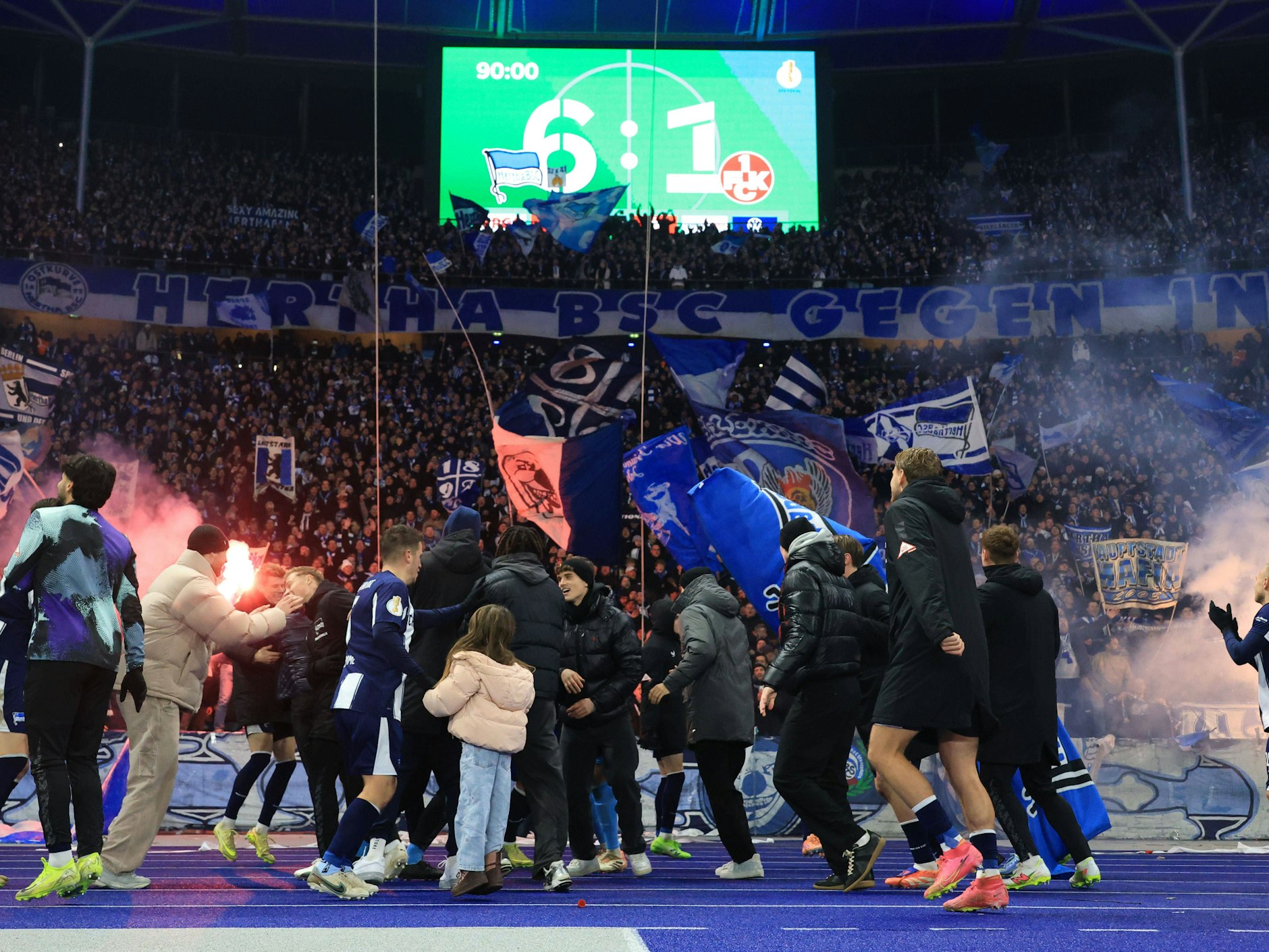 Im Dezember feierten Herthas Profis mit den Fans eine 6:1-Pokal-Gala gegen Kaiserslautern.