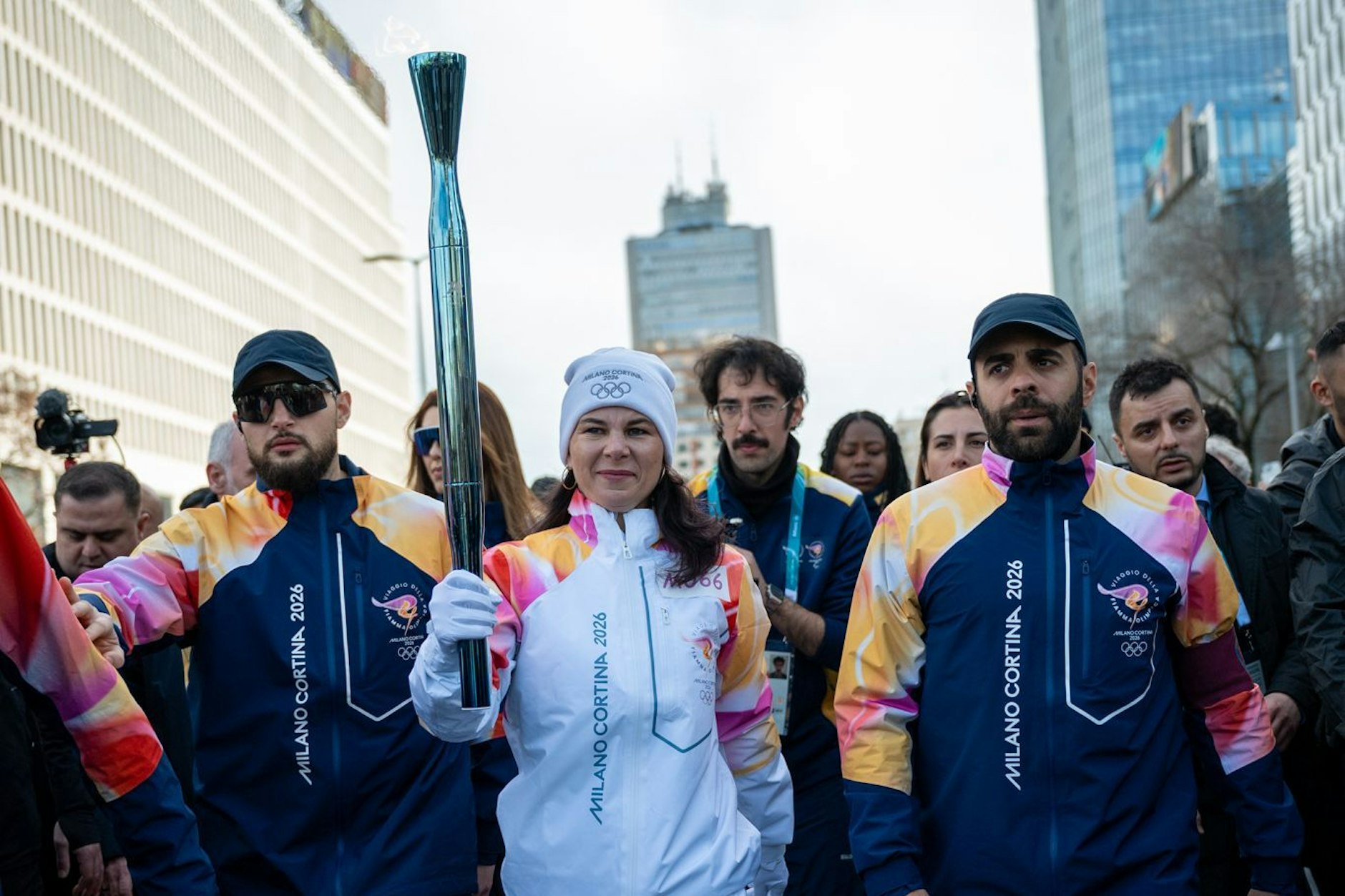 Mit unerschütterlichem Selbstbewusstsein: Trampolin-Springerin Annalena Baerbock beim olympischen Fackellauf.