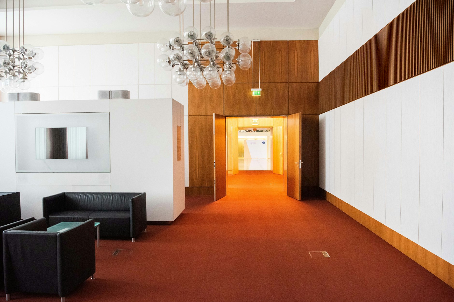 Auf diesem Weg betraten Besucher das Büro Erich Honeckers, in dem heute unter den originalen Kugellampen ESMT-Studenten in schwarzen Loungemöbeln enspannen.&nbsp; Der Schreibtisch des Staatsratsvorsitzenden stand links (außerhalb des Bildes). Zwischen den beiden Flügeltüren lag das Vorzimmer.