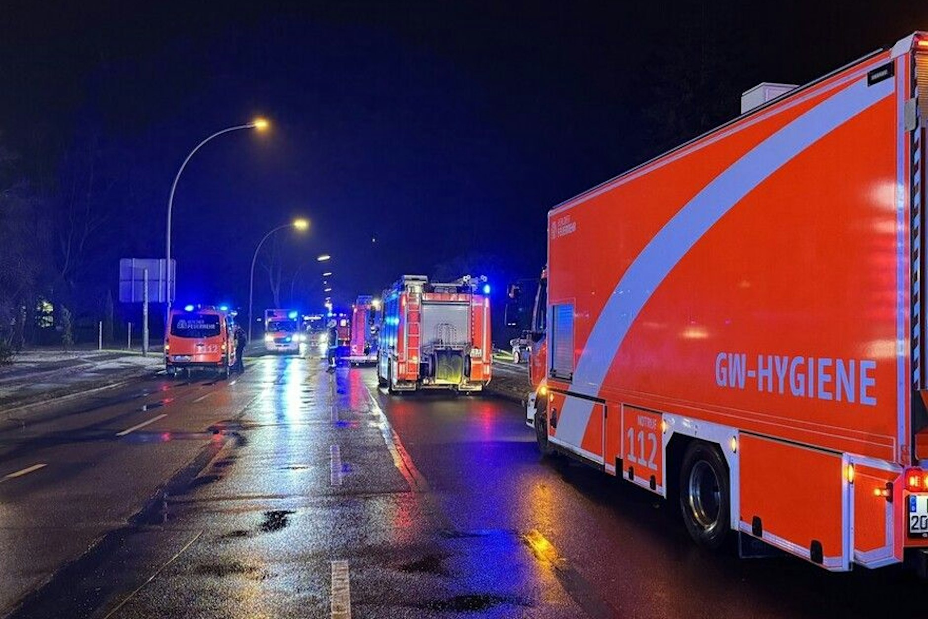 Der Mieter der Brandwohnung in Berlin-Spandau wurde schwer verletzt in ein Krankenhaus transportiert.