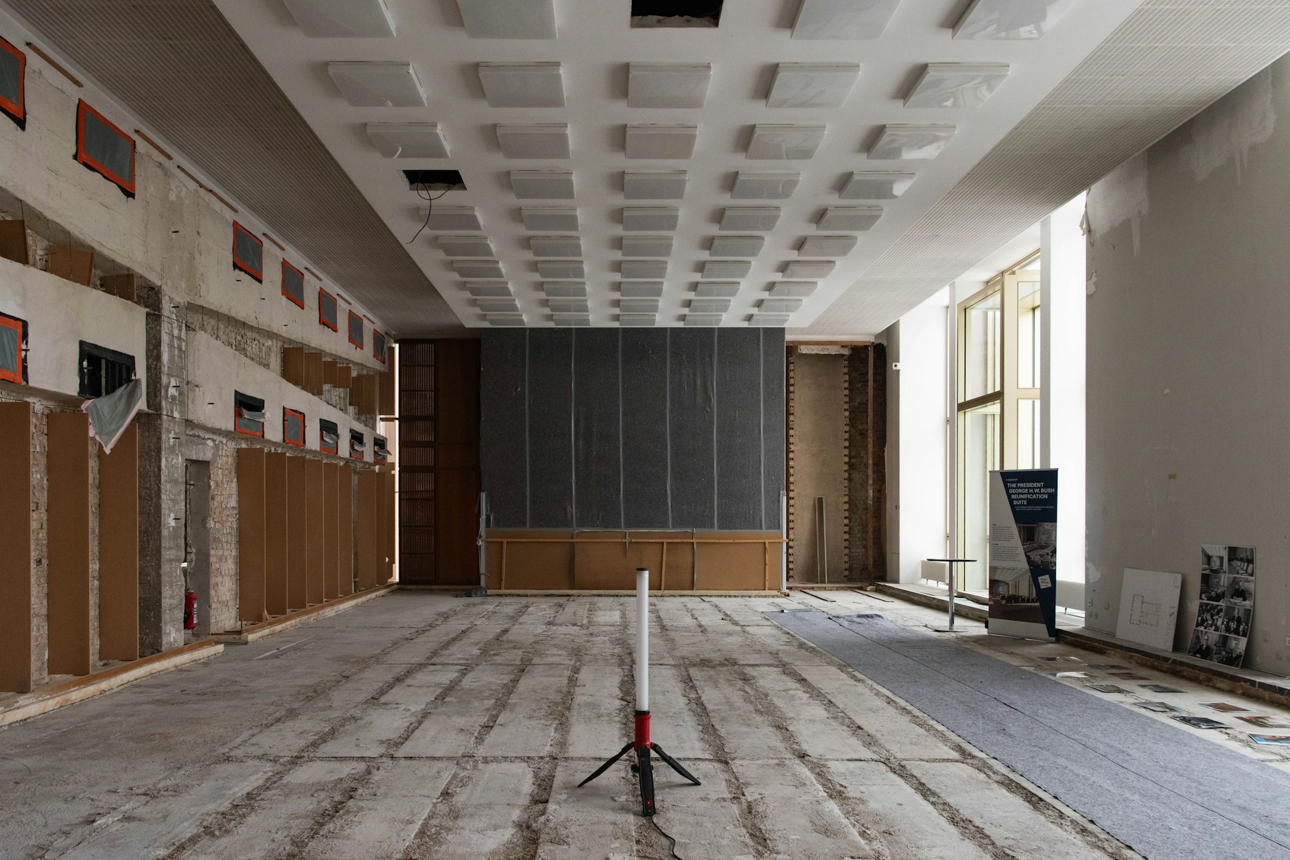 Der ehemalige Staatsratssaal, der jetzt Bush-Suite heißt, Anfang Februar 2026: Alles ist vorbereitet für die originalgetreue Sanierung. Das Wandbild – Wirtschaftsszenen mit Friedenstaube in Alu-Technik – ist zum Schutz abgedeckt.