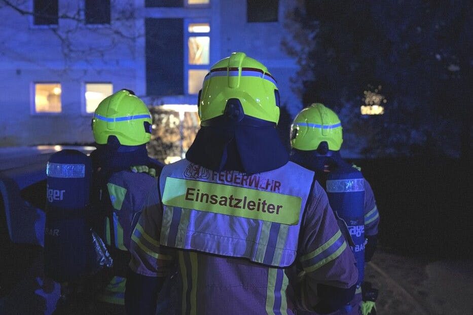 50 Einsatzkräfte der Berliner Feuerwehr waren am Morgen im Einsatz, um einen Wohnungsbrand in der Gatower Straße zu löschen.