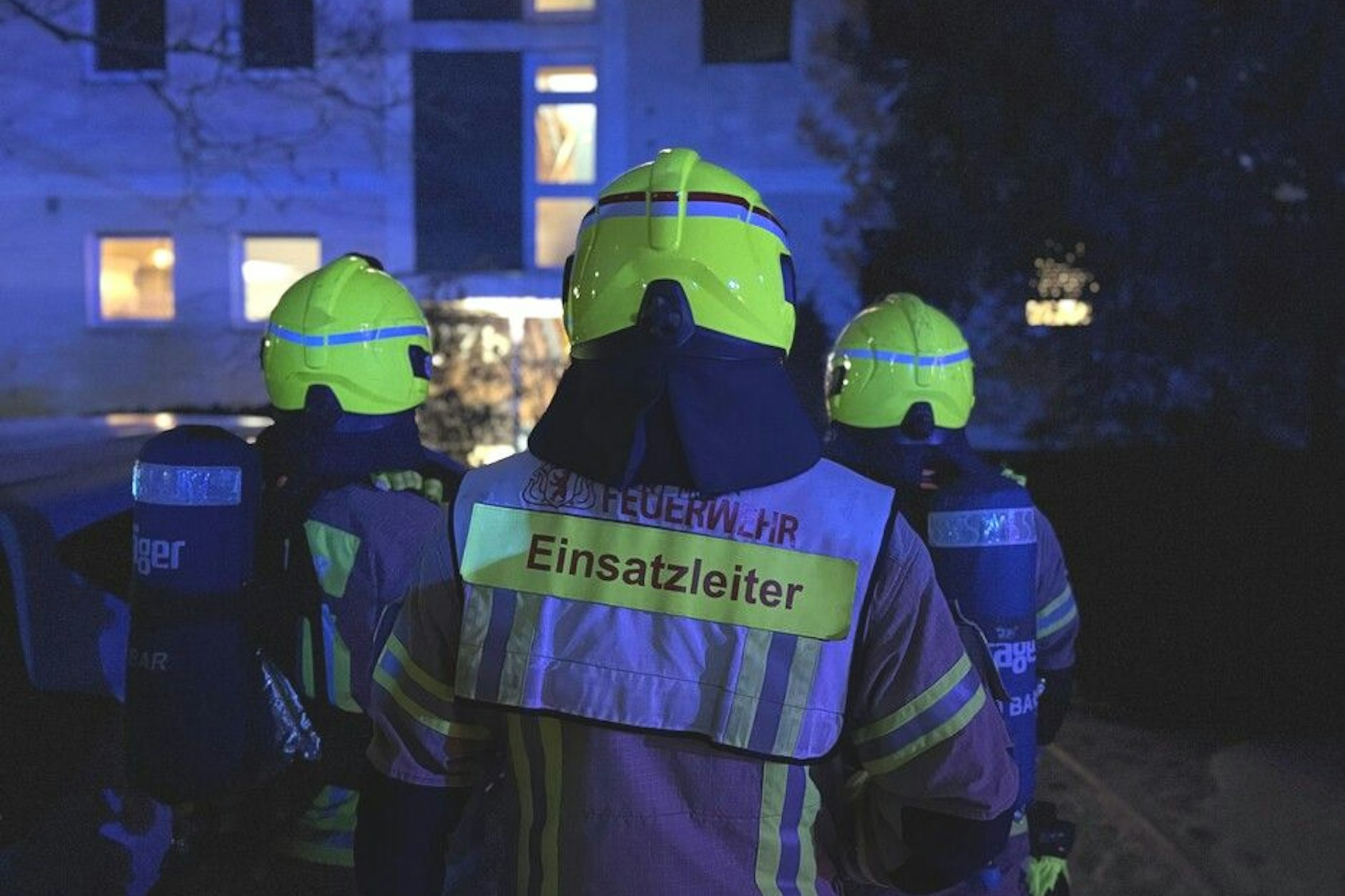 50 Einsatzkräfte der Berliner Feuerwehr waren am Morgen im Einsatz, um einen Wohnungsbrand in der Gatower Straße zu löschen.