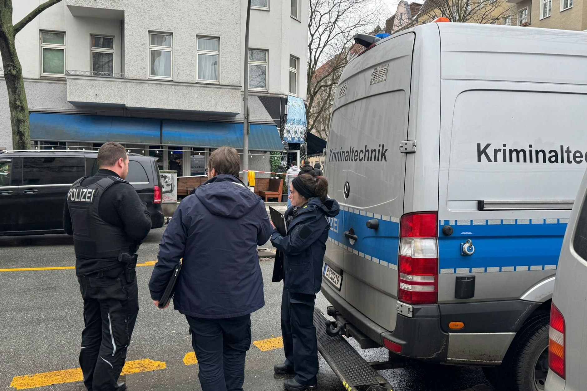 Ermittler der Sondereinheit „BAO Ferrum“ der Berliner Polizei übernehmen die Ermittlungen.