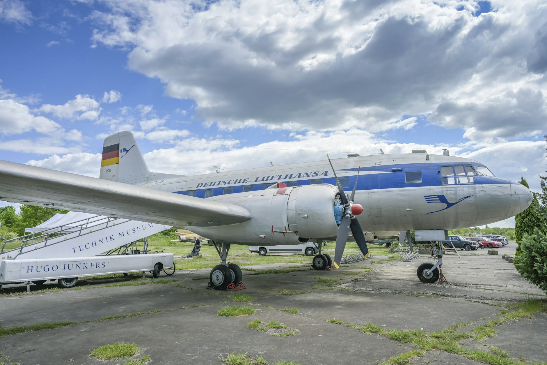 Die DDR gründete eine eigene Lufthansa. Nach einem verlorenen Rechtsstreit erfolgte die Umbenennung in Interflug.