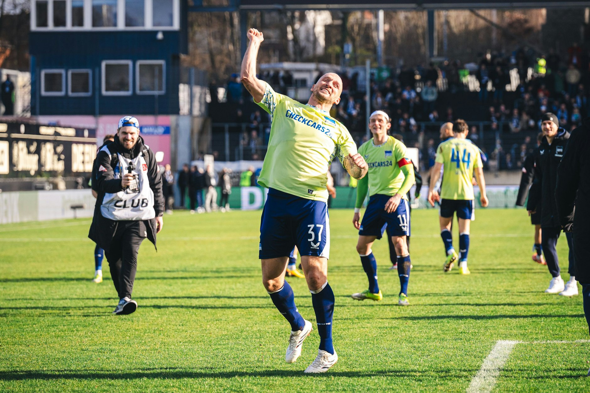 Toni Leistner von Hertha BSC feiert den Sieg und sein wunderschönes Tor in Elversberg.