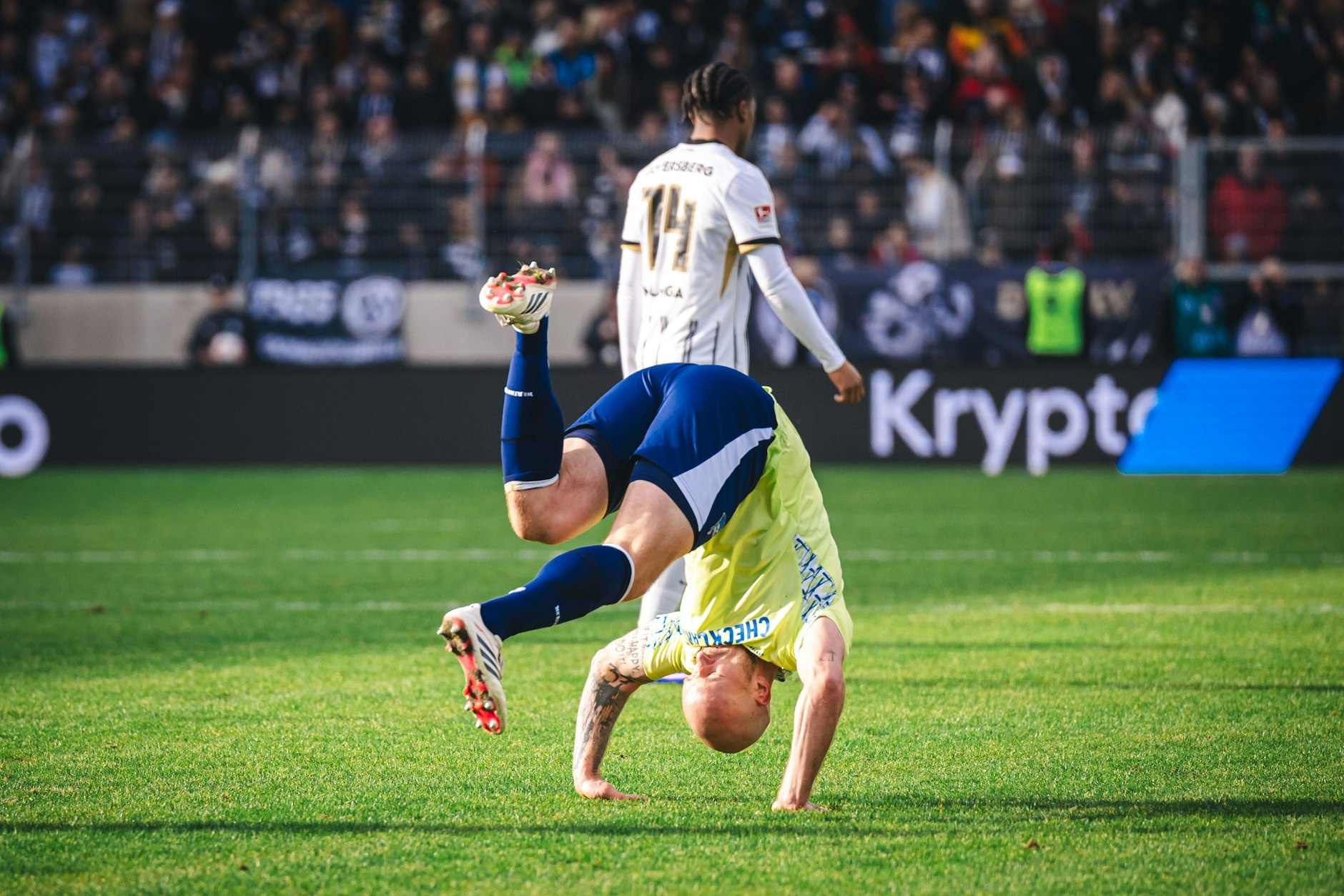 Und plötzlich geht alles: Toni Leistner feiert seinen ersten Treffer für Hertha BSC mit einem Purzelbaum.