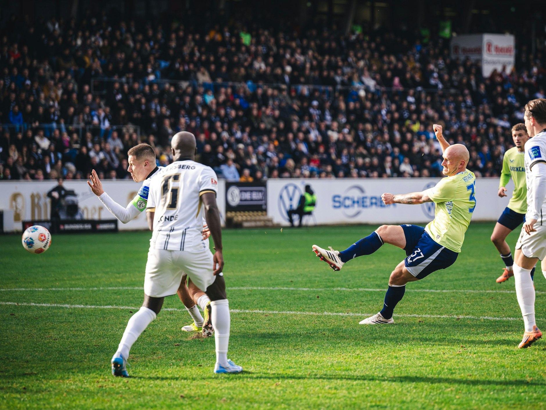 Toni Leistner von Hertha BSC schießt das Tor zum 0:3, damit war der Auswärtssieg in Elversberg perfekt.