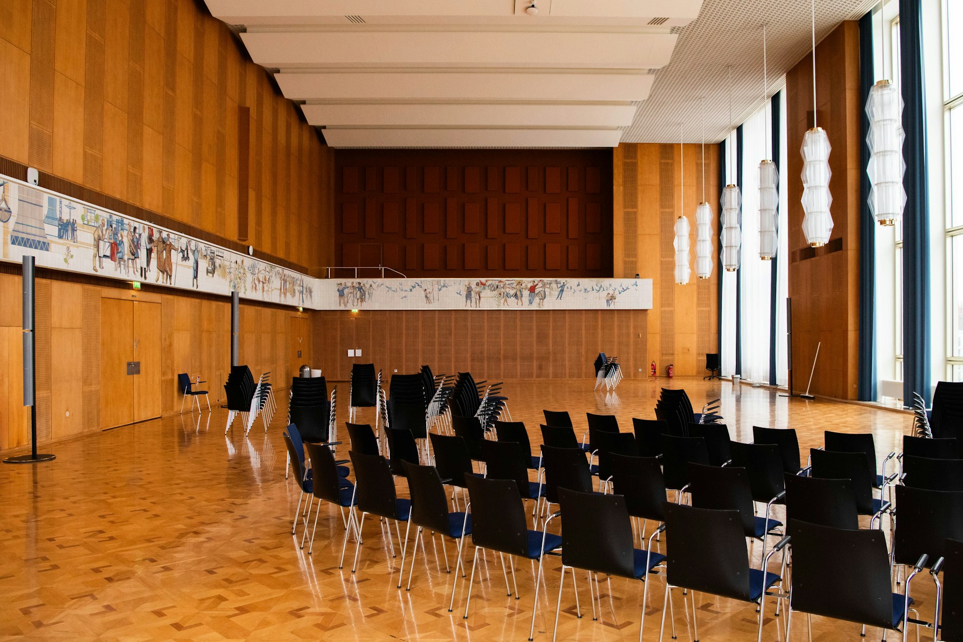 Tafeln und tanzen: Bankettsaal mit Porzellanfries und Orchestergalerie.