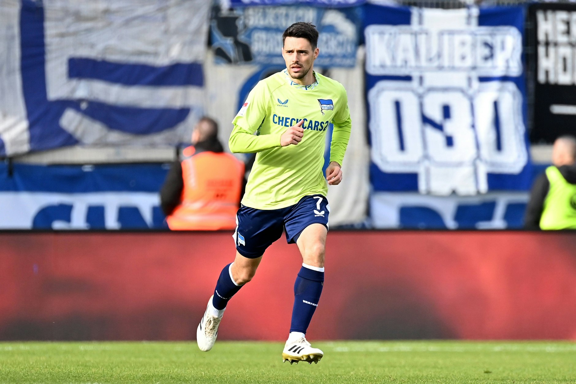 Josip Brekalo feierte seinen Debüt für Hertha BSC beim Sieg in Elversberg. Im DFB-Pokal gegen Freiburg bekommt der Flügelflitzer von Trainer Stefan Leitl eine Einsatzgarantie.