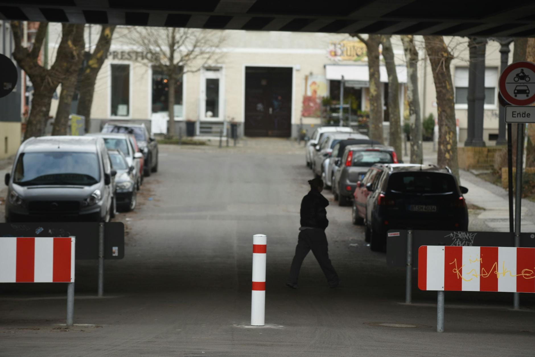 So sieht die Stadthausstraße mit echtem Poller aus. Durchfahrt für Autos nicht möglich.