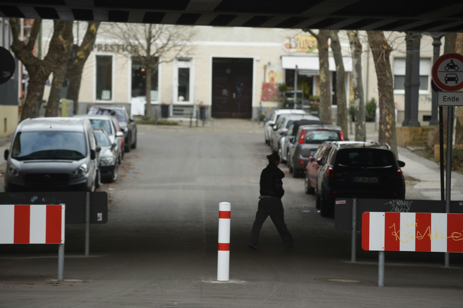 So sieht die Stadthausstraße mit echtem Poller aus. Durchfahrt für Autos nicht möglich.