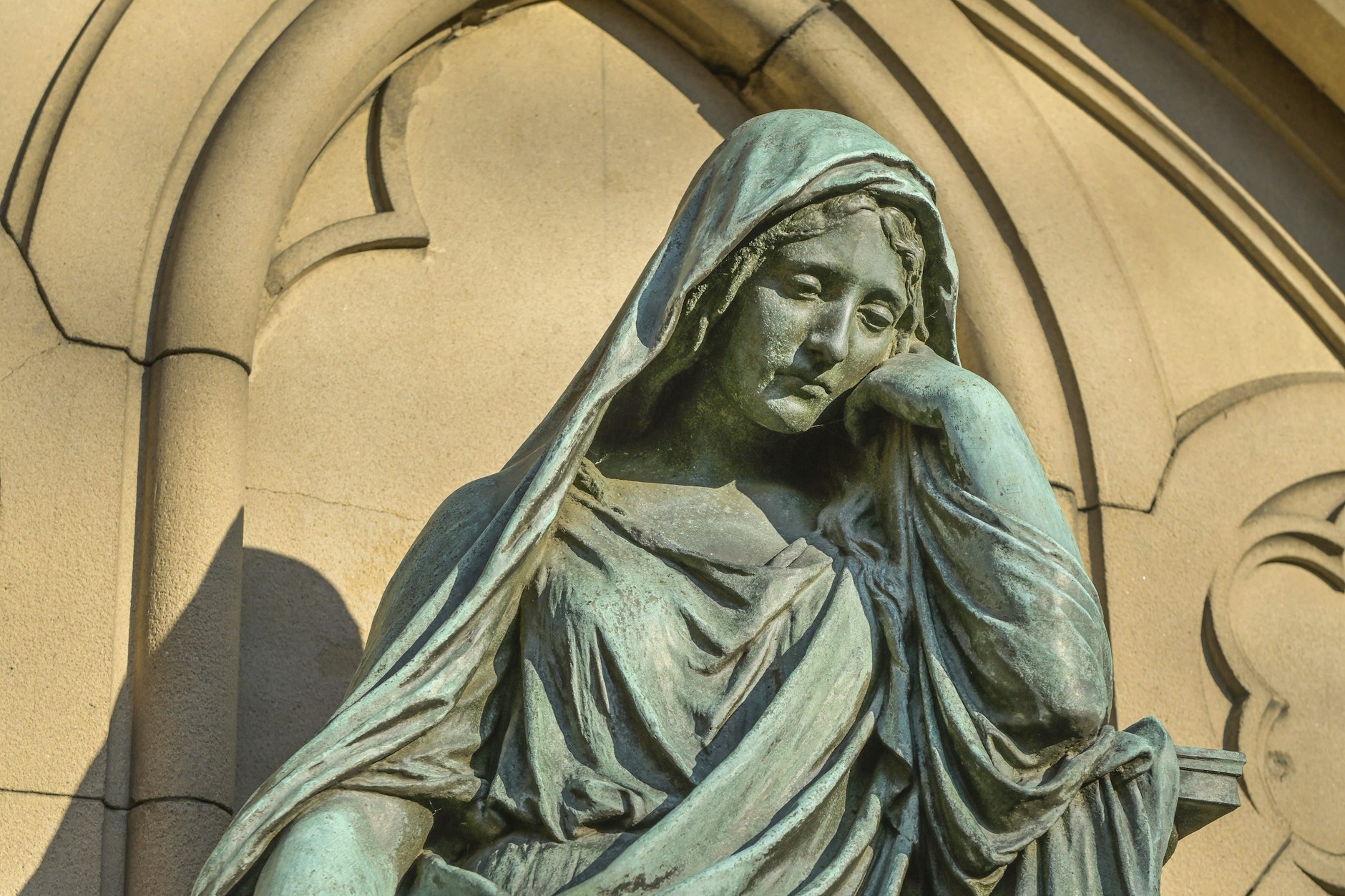 Eine Trauerfigur auf dem Friedhof Alt-Schöneberg.