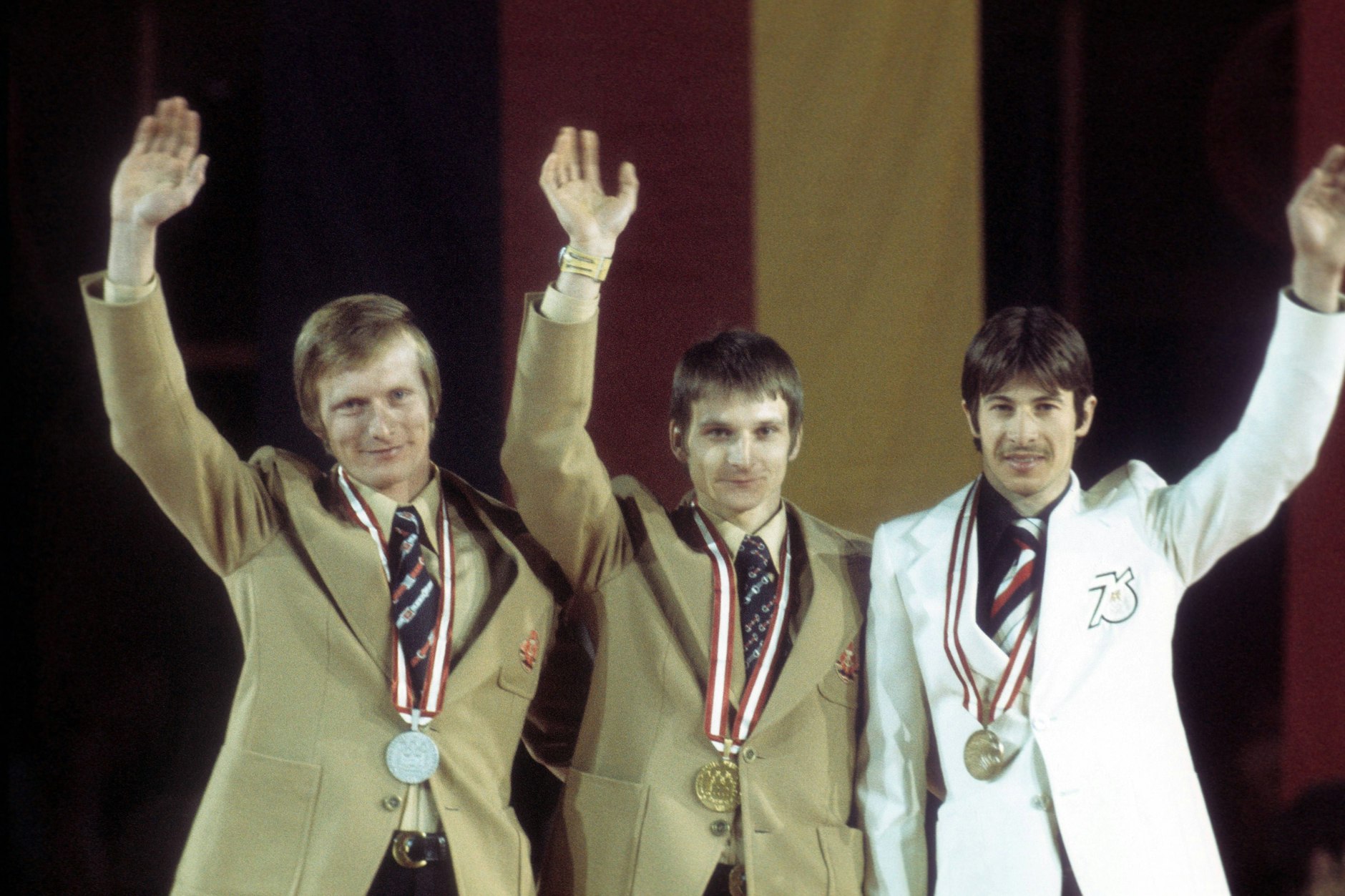 Hans-Georg Aschenbach (Mitte) gewinnt 1976 bei den Olympischen Spielen in Innsbruck von der Normalschanze. Zweiter wird Jochen Danneberg (li.), Dritter Karl Schnabl aus Österreich.