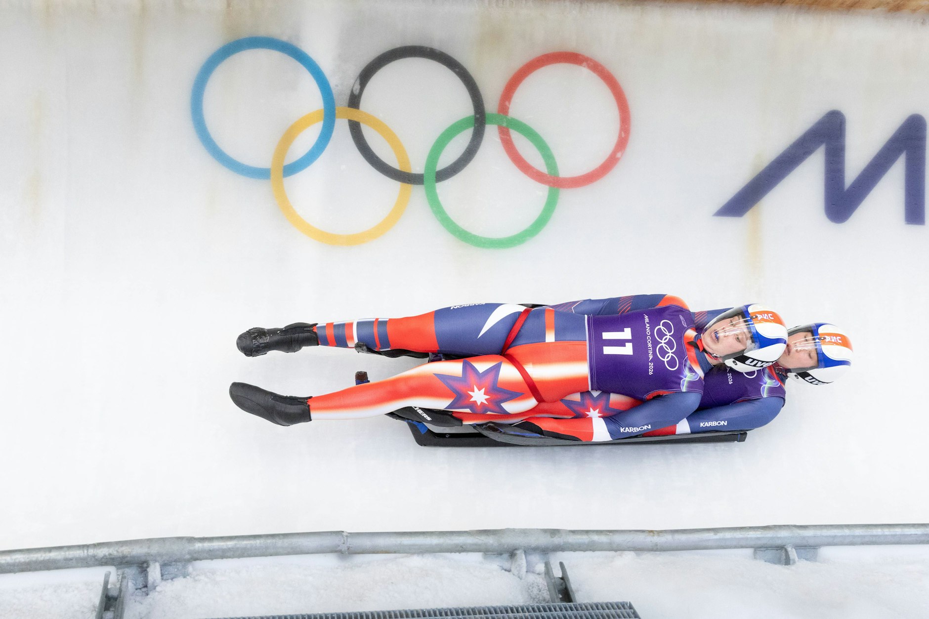 Die US-Doppelsitzer Chevonne Chelsea Forgan und Sophia Kirkby beim Training auf der Rodelbahn.
