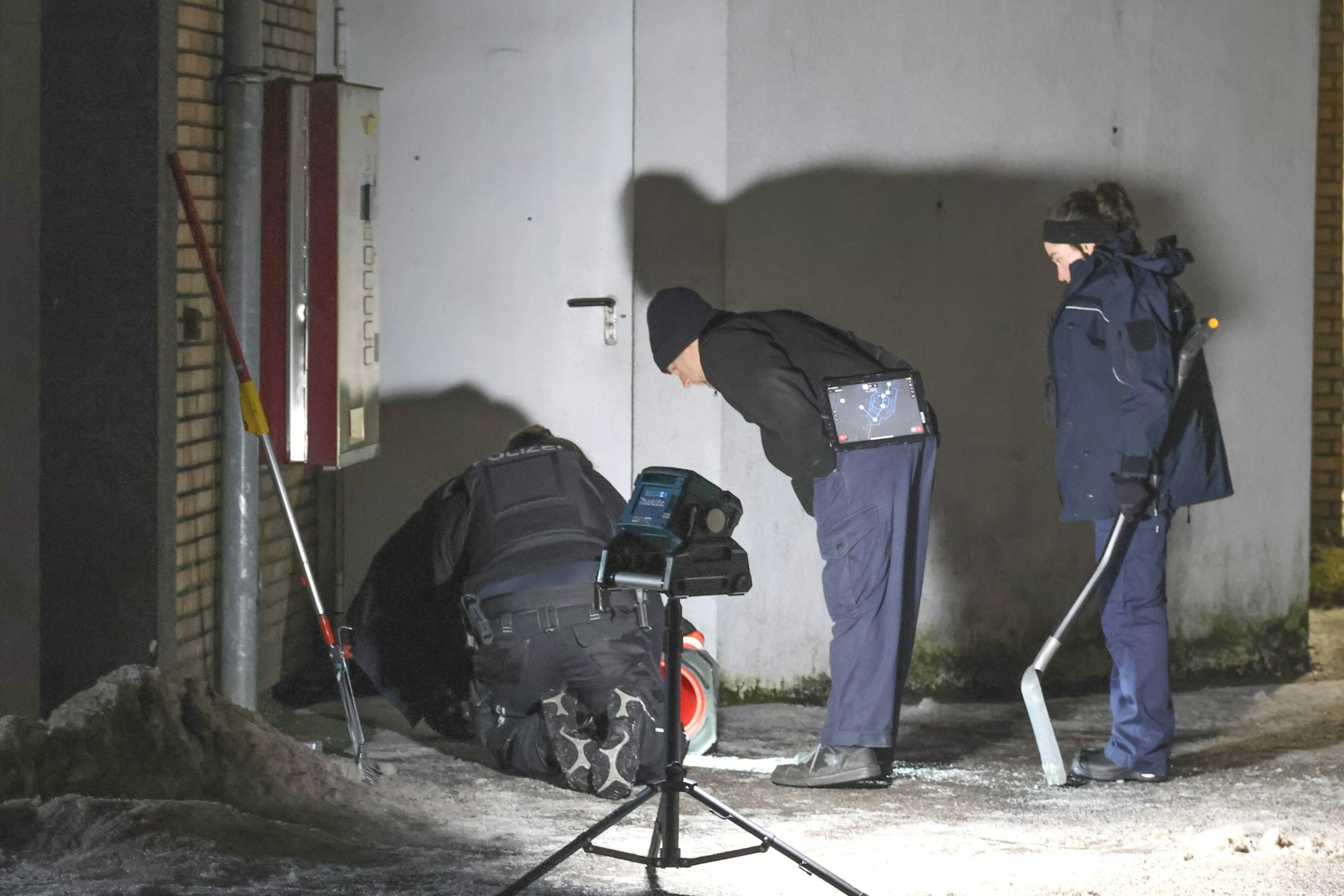 Polizei und Kriminaltechniker waren Sonntagnacht in Neukölln im Boschweg im Einsatz. Dort wurde mehrmals auf die Tür einer Kfz-Werkstatt geschossen.