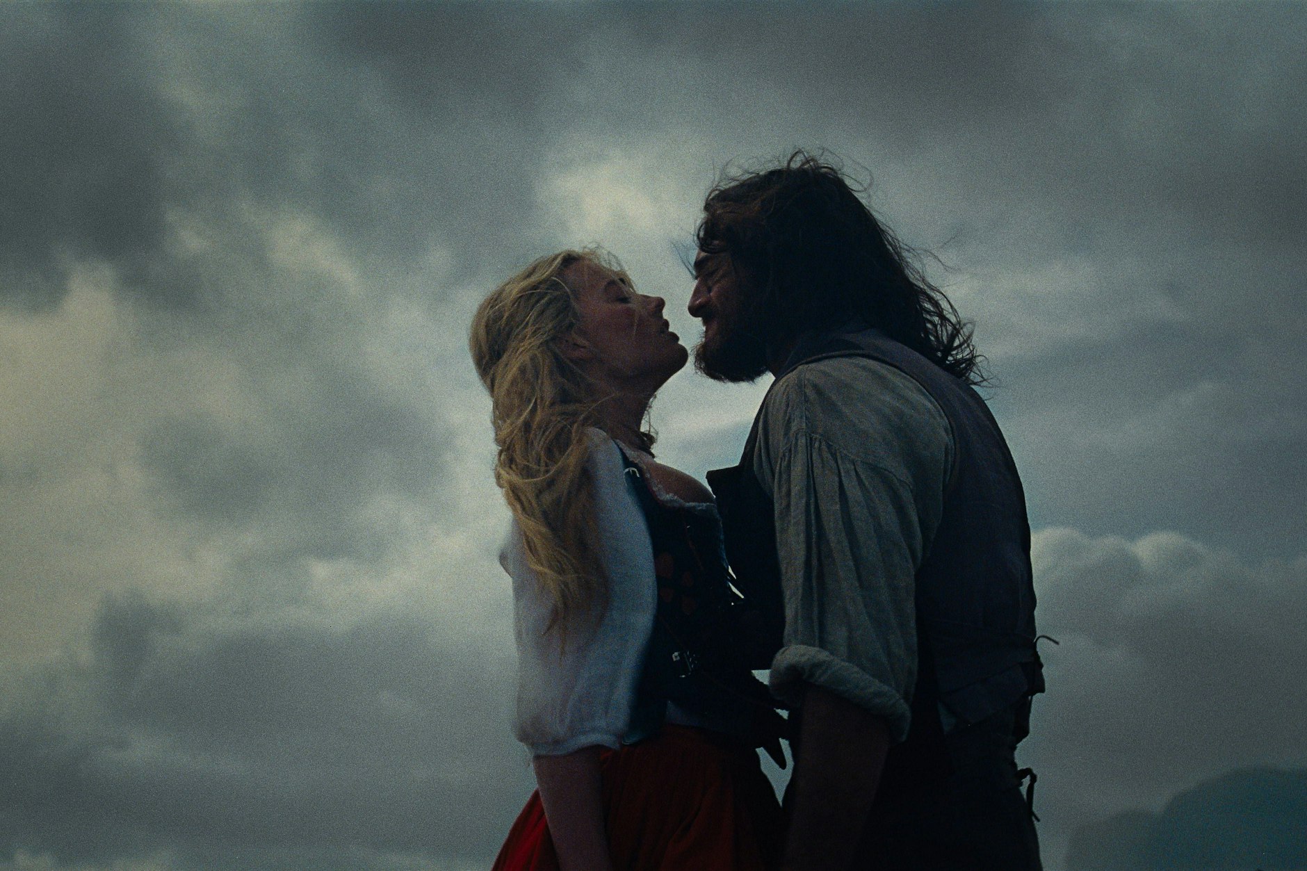 Catherine (Margot Robbie) und Heathcliff (Jacob Elordi) in „Wuthering Heights“.