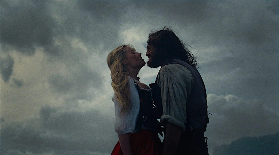 Catherine (Margot Robbie) und Heathcliff (Jacob Elordi) in „Wuthering Heights“.