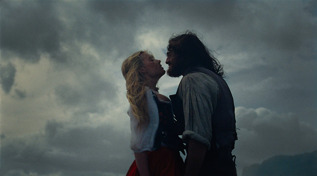 „Wuthering Heights“ ist ein lustloser Literaturklassiker in Lack und Leder