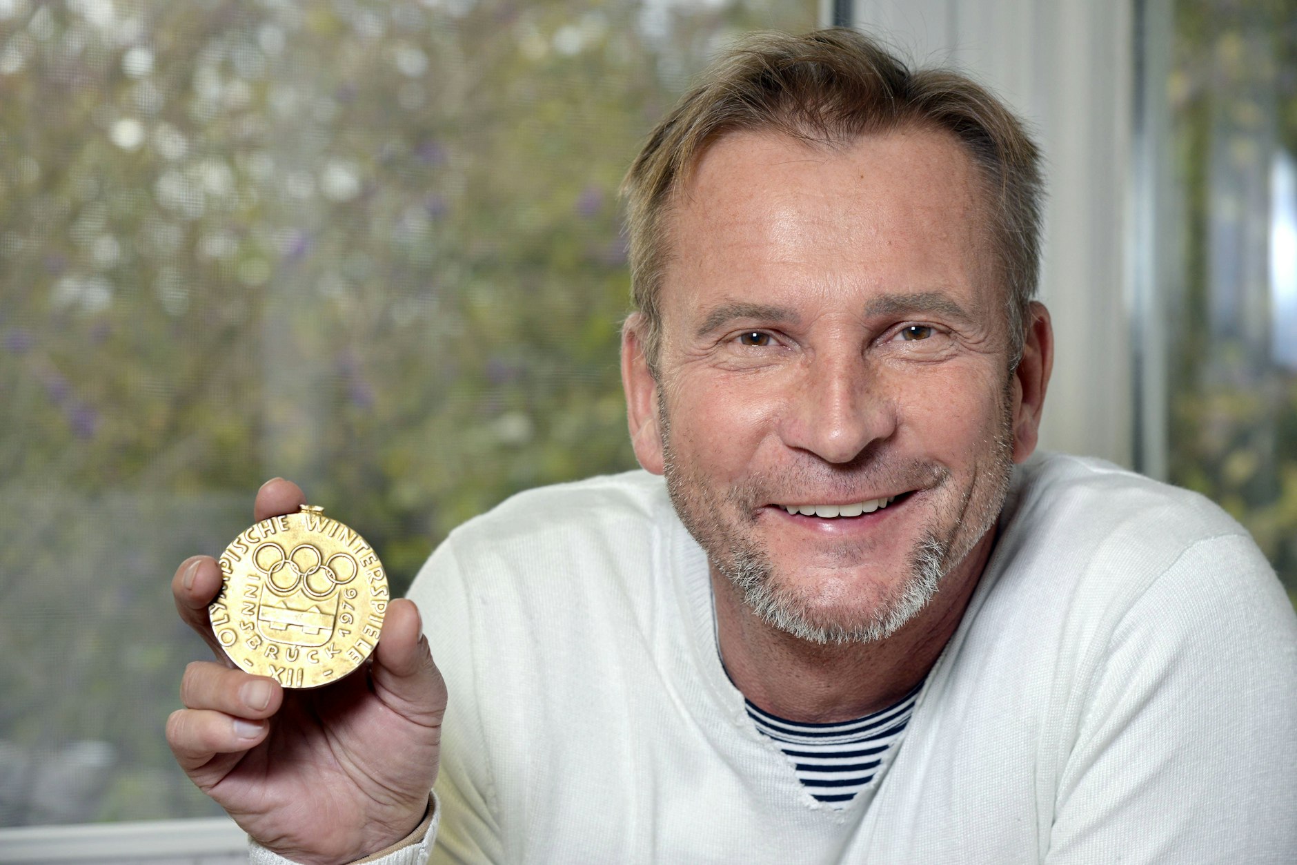 Hans-Georg Aschenbach gewinnt als Skispringer 1976 Gold bei Olympia in Innsbruck. Später deckt er das staatliche Doping-System der DDR auf.