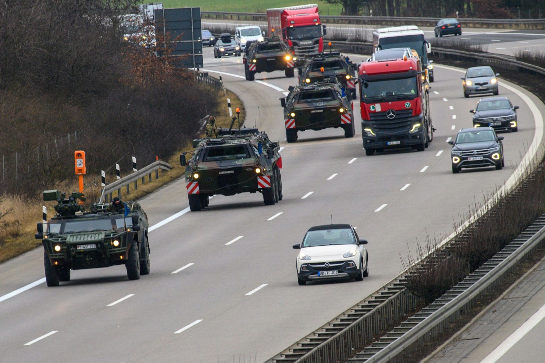 Fahrzeuge der Bundeswehr rollen über die Autobahn A2.