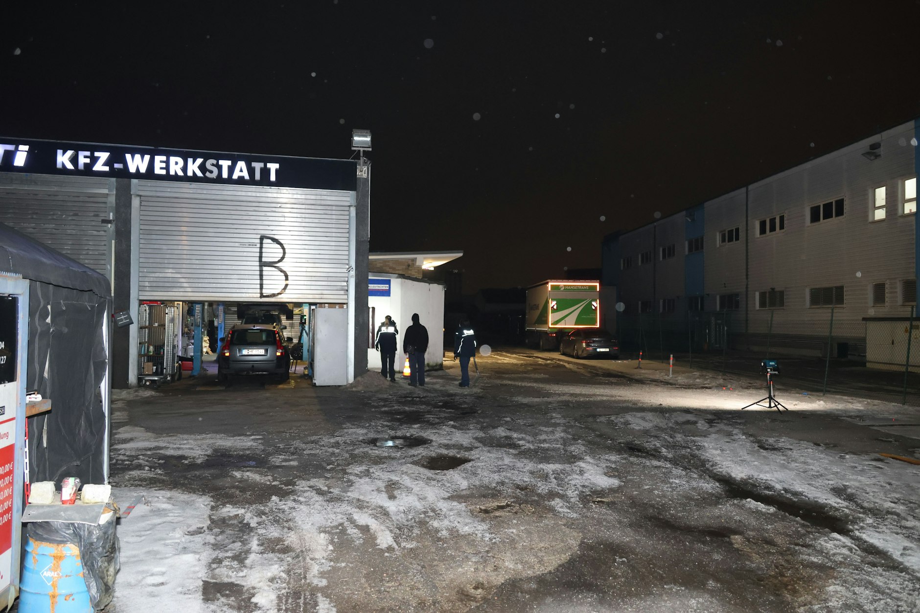 Im Neuköllner Boschweg wurde mehrmals auf die Eingangstür einer Autowerkstatt geschossen.