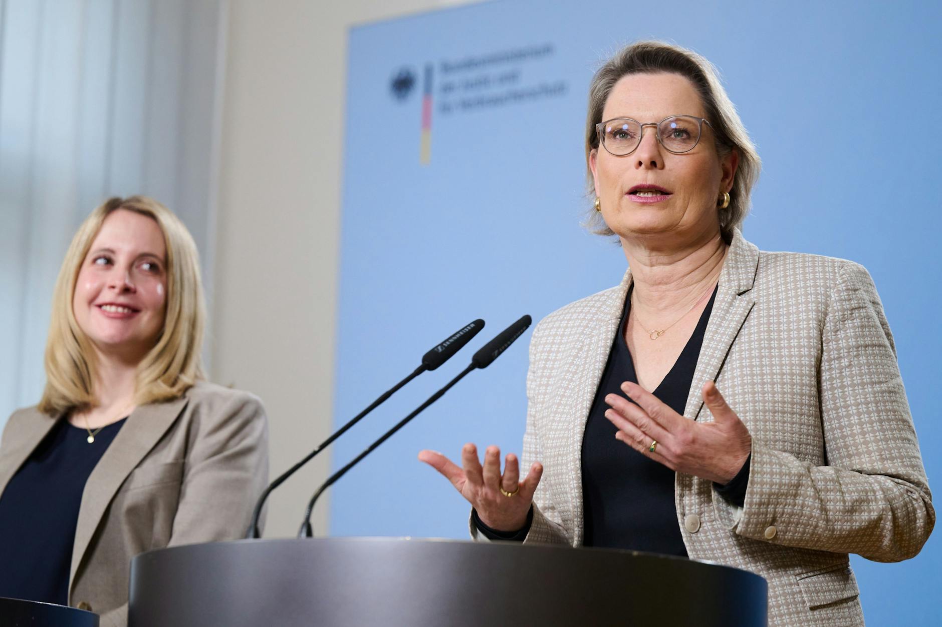 Nachdem sich Bauministerin Klara Hubertz (SPD, l.) in die Babypause verabschiedet hatte, übernahm Justizministerin Stefanie Hubig das Ruder. Jetzt will Hubig die Rechte der Vermieter beschränken.