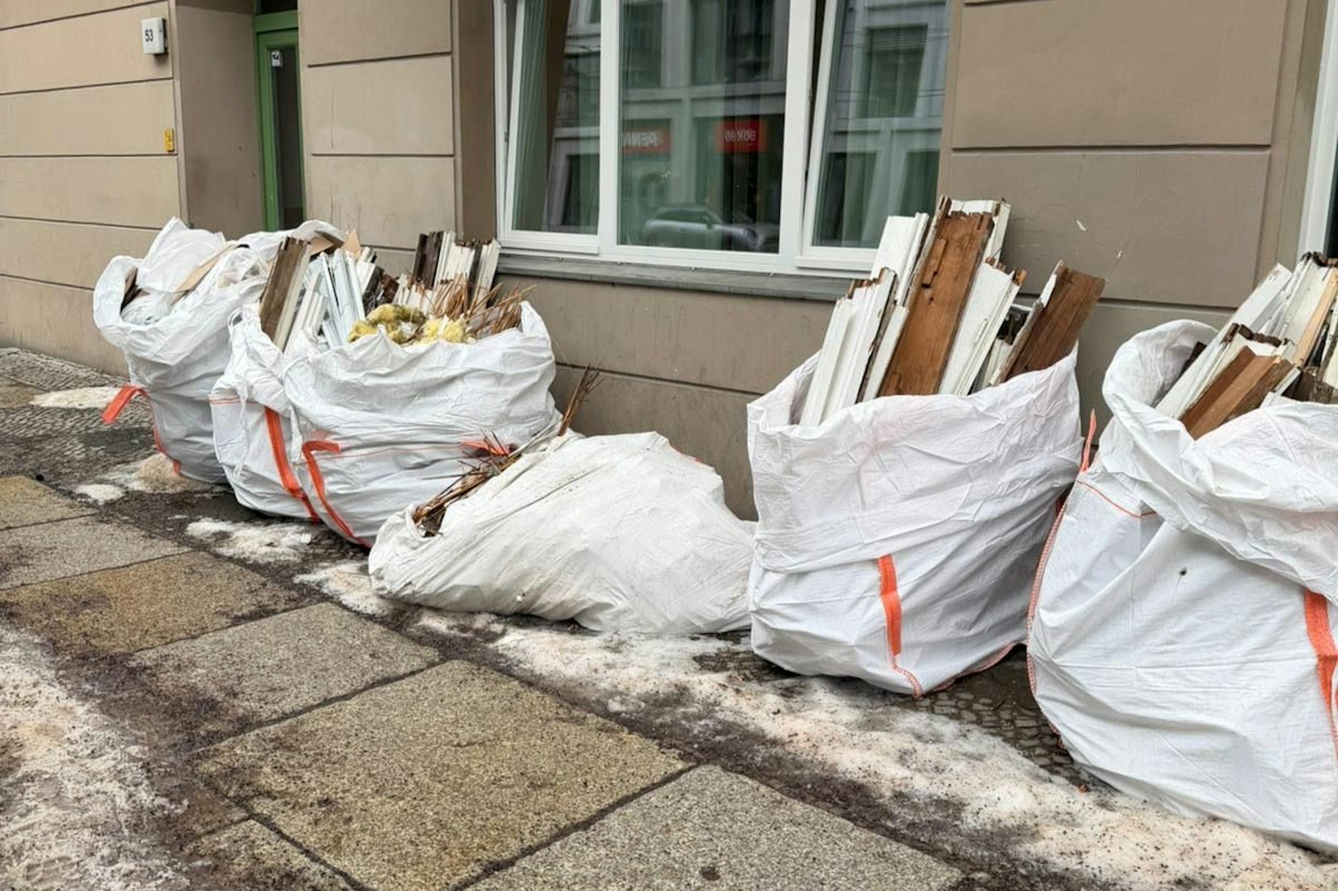 In der Boxhagener Straße in Friedrichshain wurde dieser Müll einfach auf den Gehweg entsorgt.