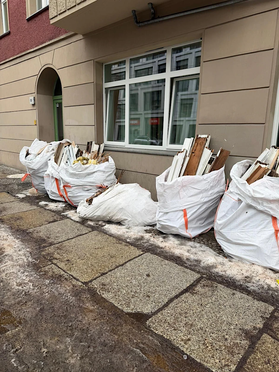 In der Boxhagener Straße in Friedrichshain wurde dieser Müll einfach auf den Gehweg entsorgt.