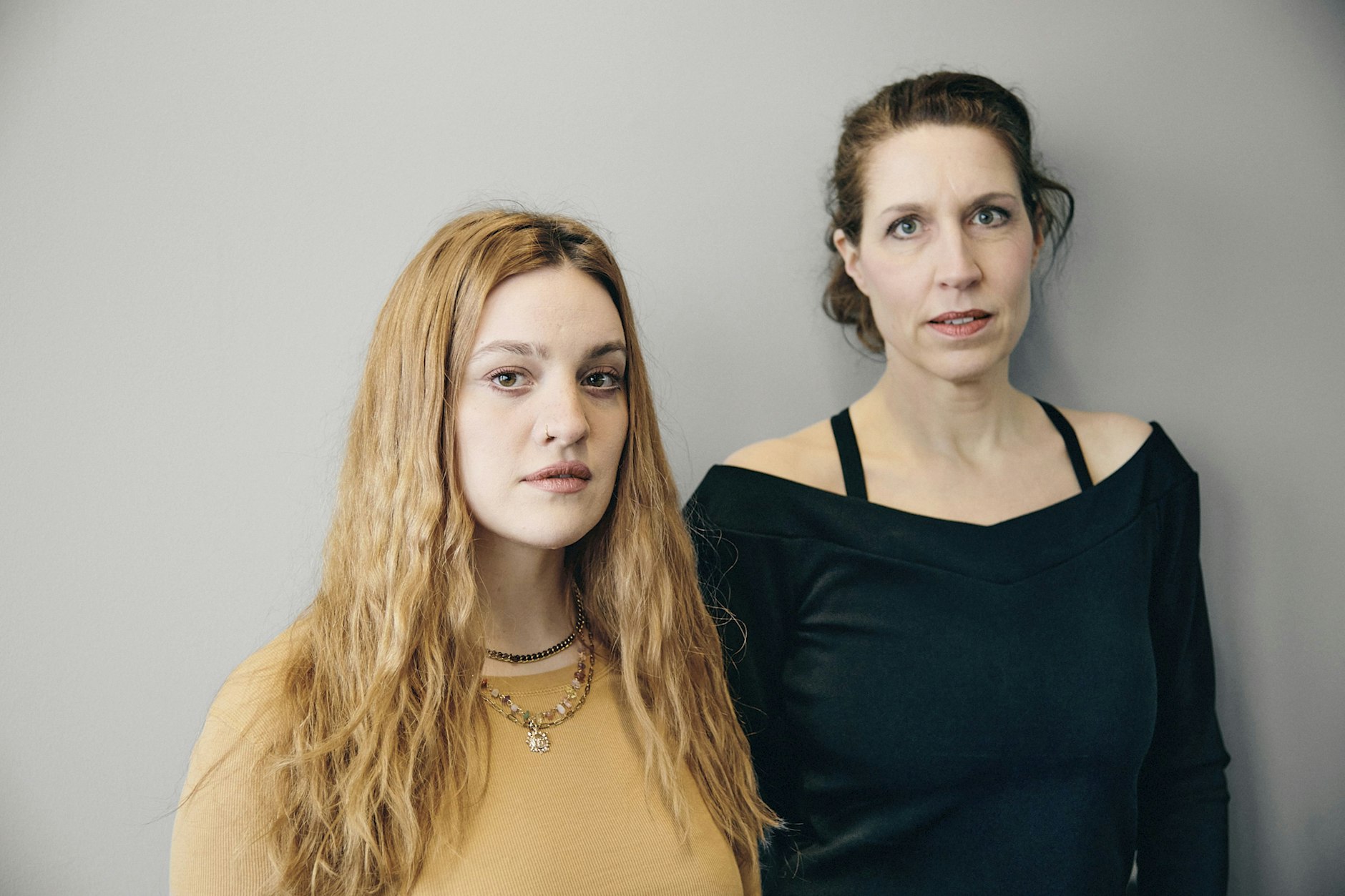 Felicia Binger und Christine Prayon leiden seit mehreren Jahren an schweren gesundheitlichen Folgen nach ihrer Corona-Impfung.