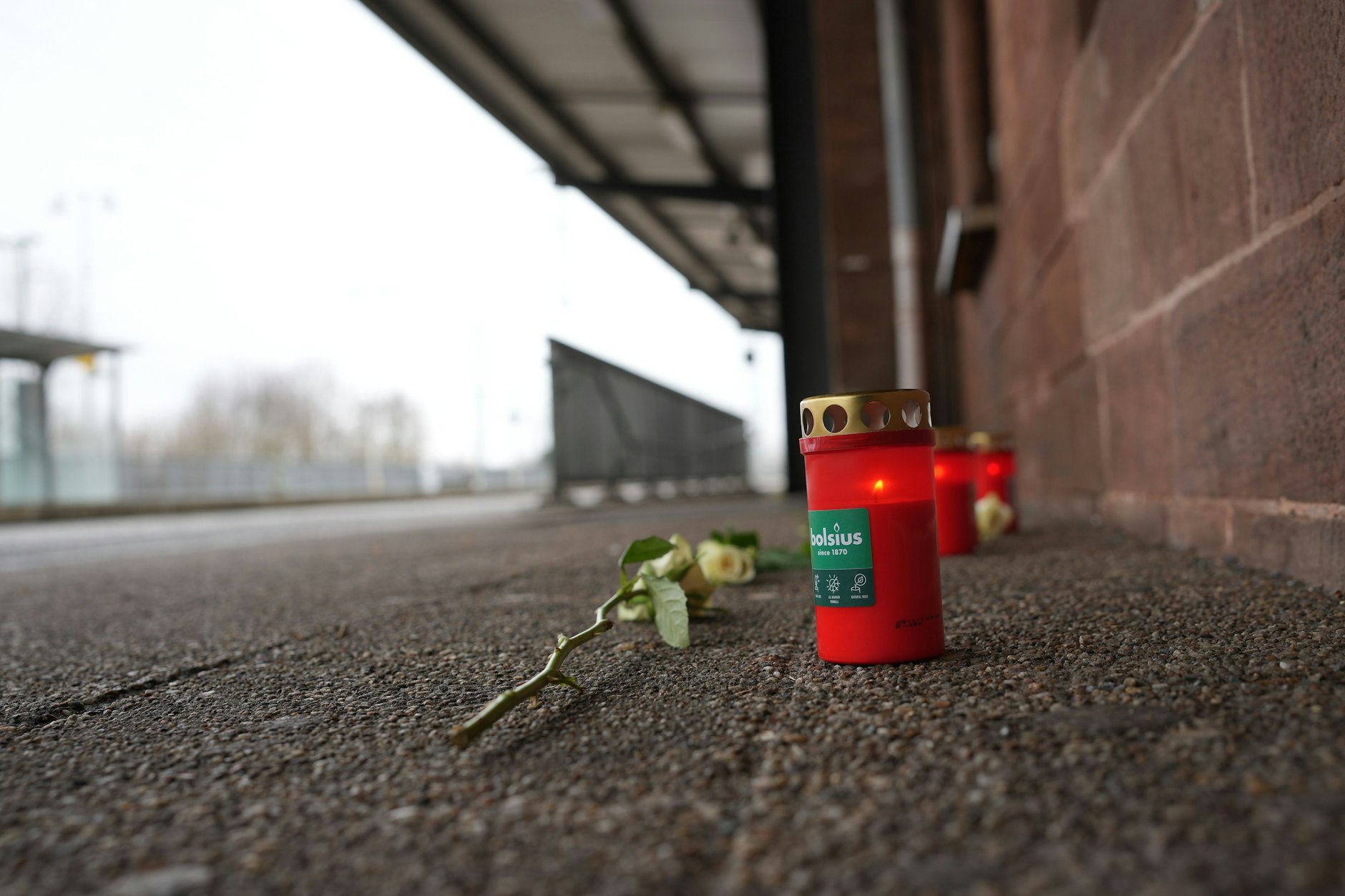 Kerzen und Blumen erinnern auf dem Bahnsteig am Bahnhof in Landstuhl an den getöteten Bahnmitarbeiter Serkan C.